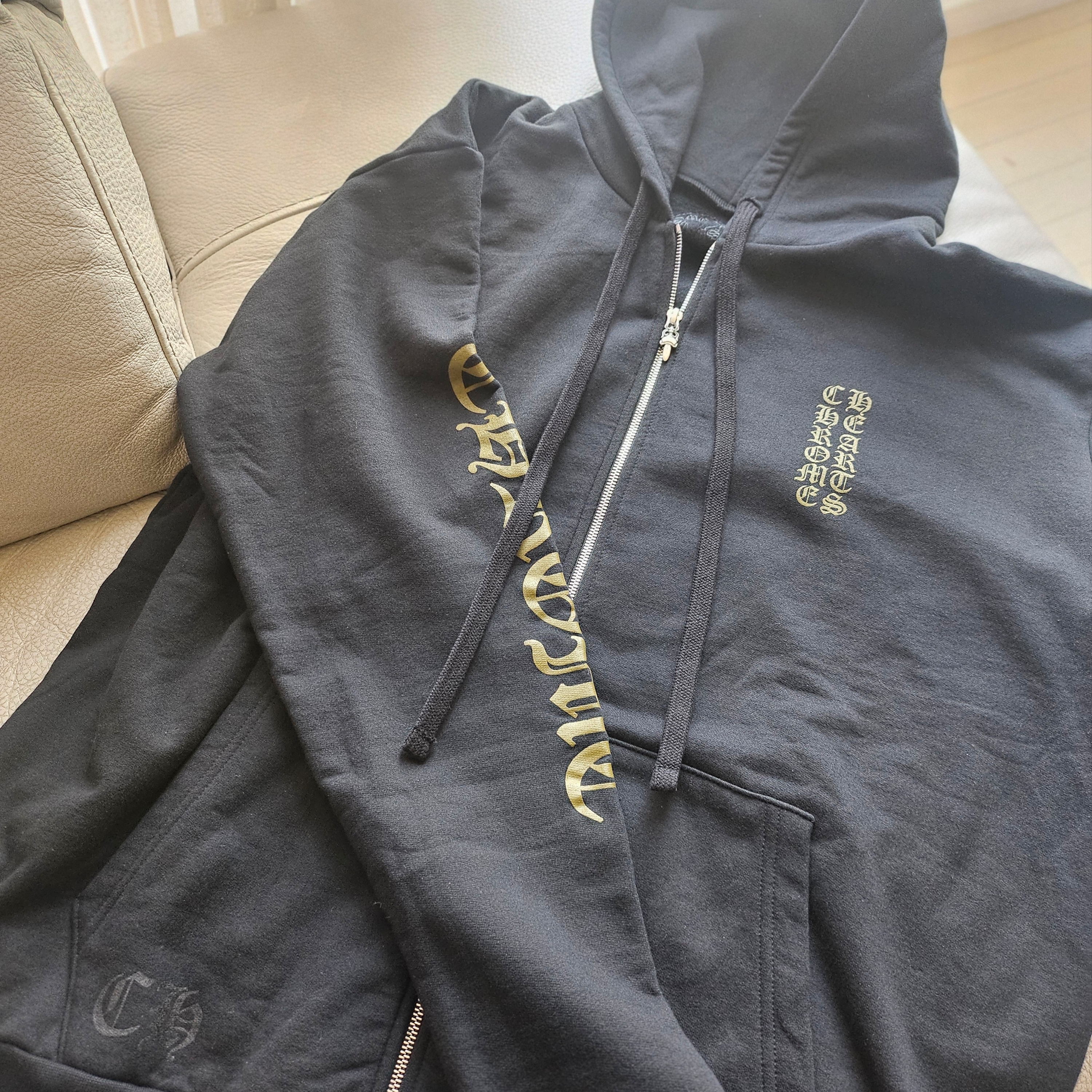 Chrome Hearts Vertical Logo Fleece Zip-Up Hoodie Black Army Green 착용 스타일
