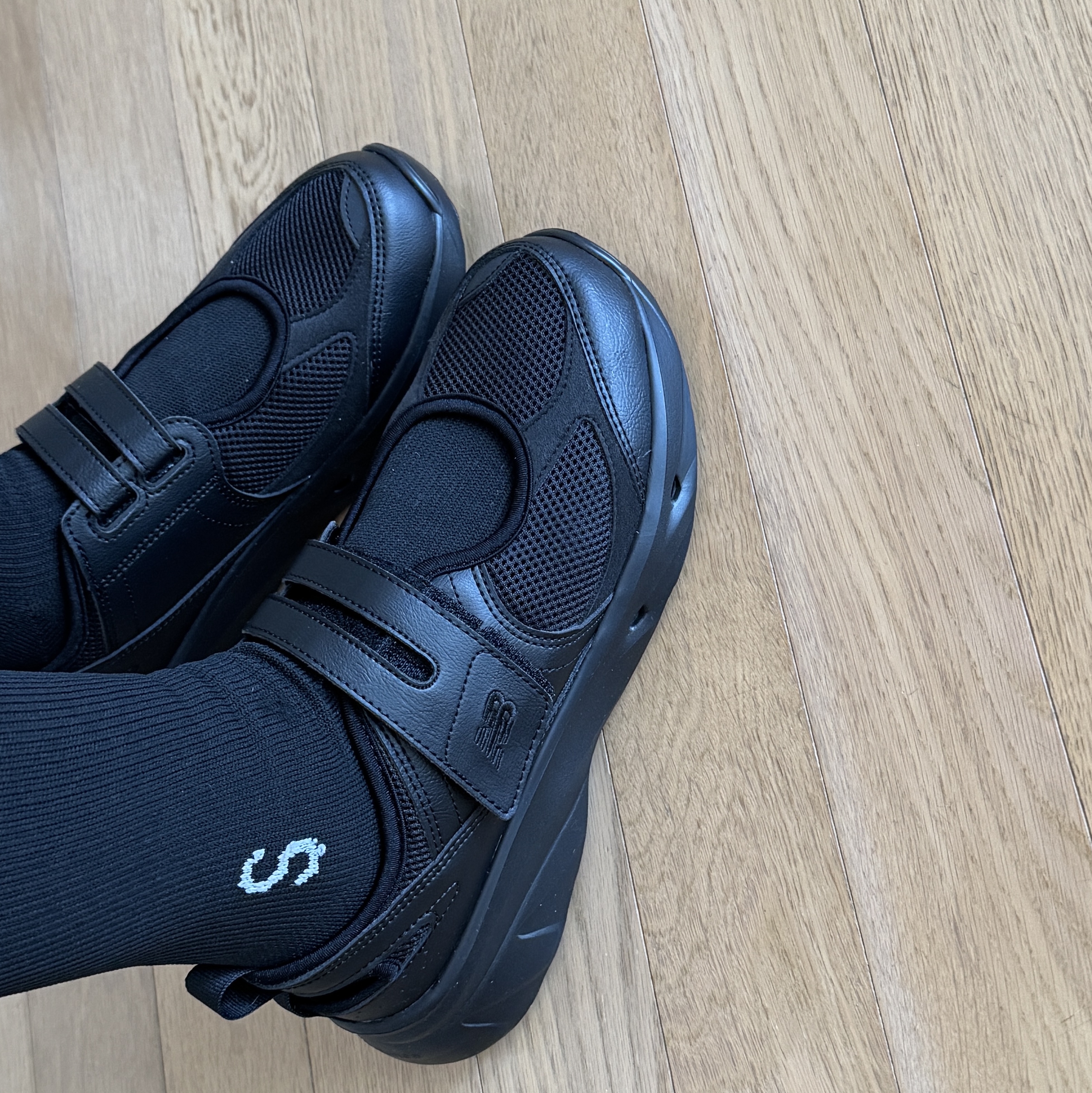 (W) New Balance Breeze SD2202 Triple Black 착용 스타일 - 2