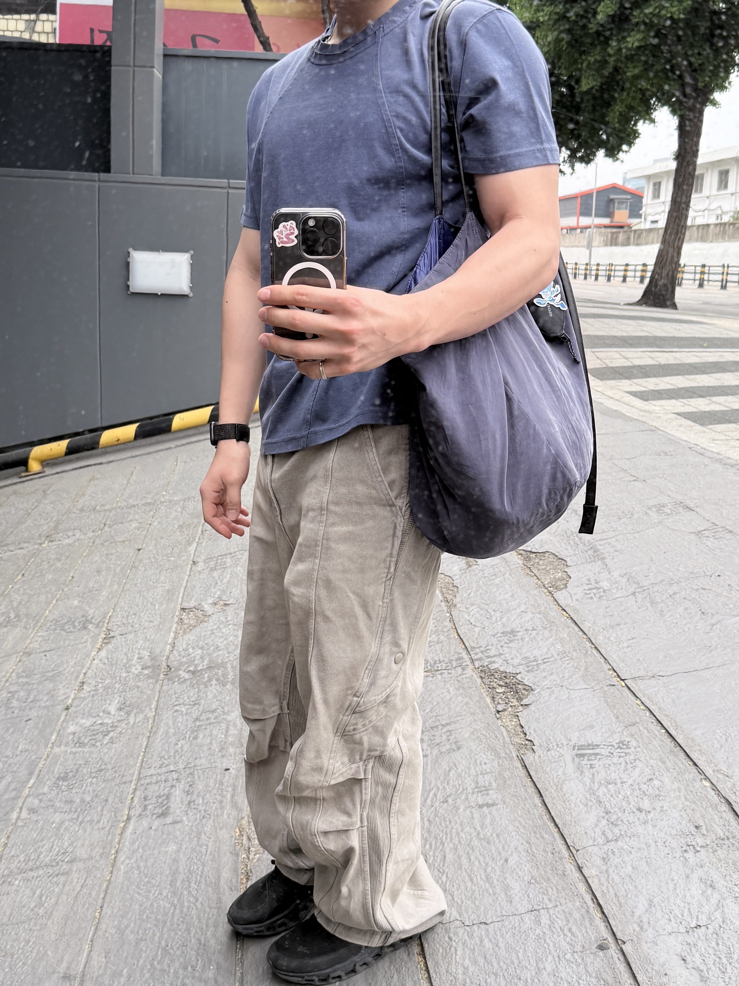 IGNOTA Core:14 Leaf Cargo Pants Sand, Xlim EP.9 02 Bag Royal Blue 착용 스타일 - 1