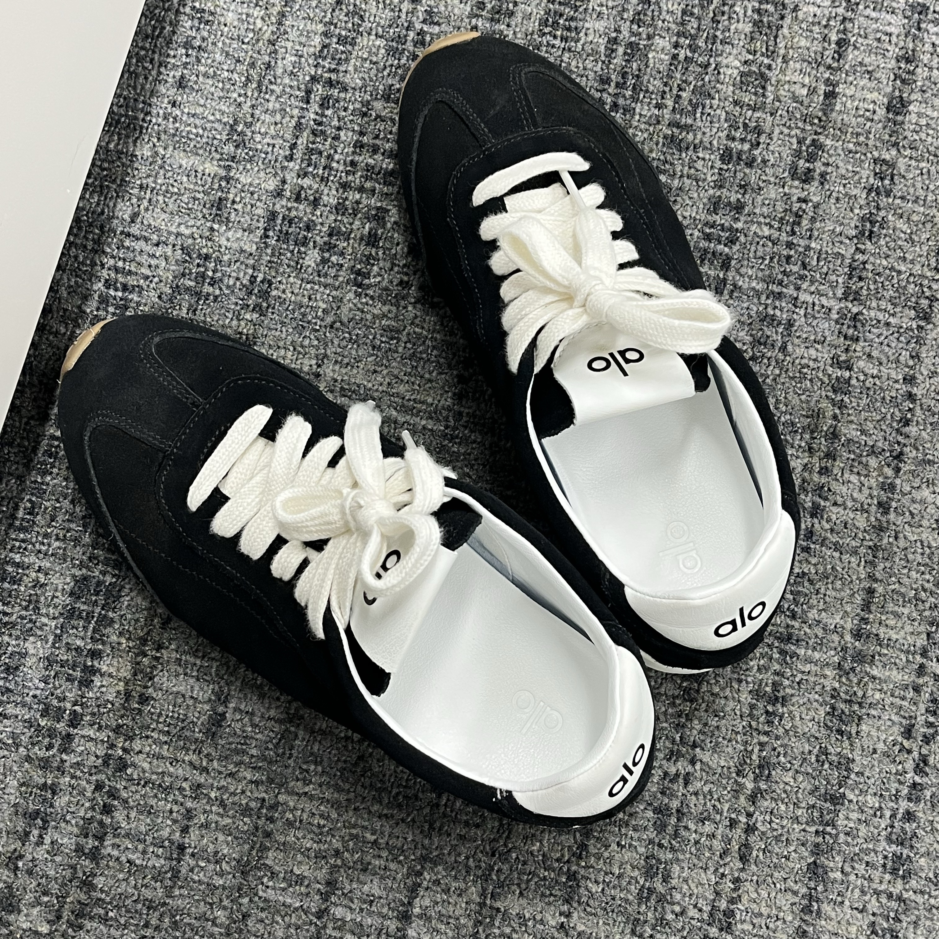 (W) Alo Yoga Sunset Sneaker Black 착용 스타일