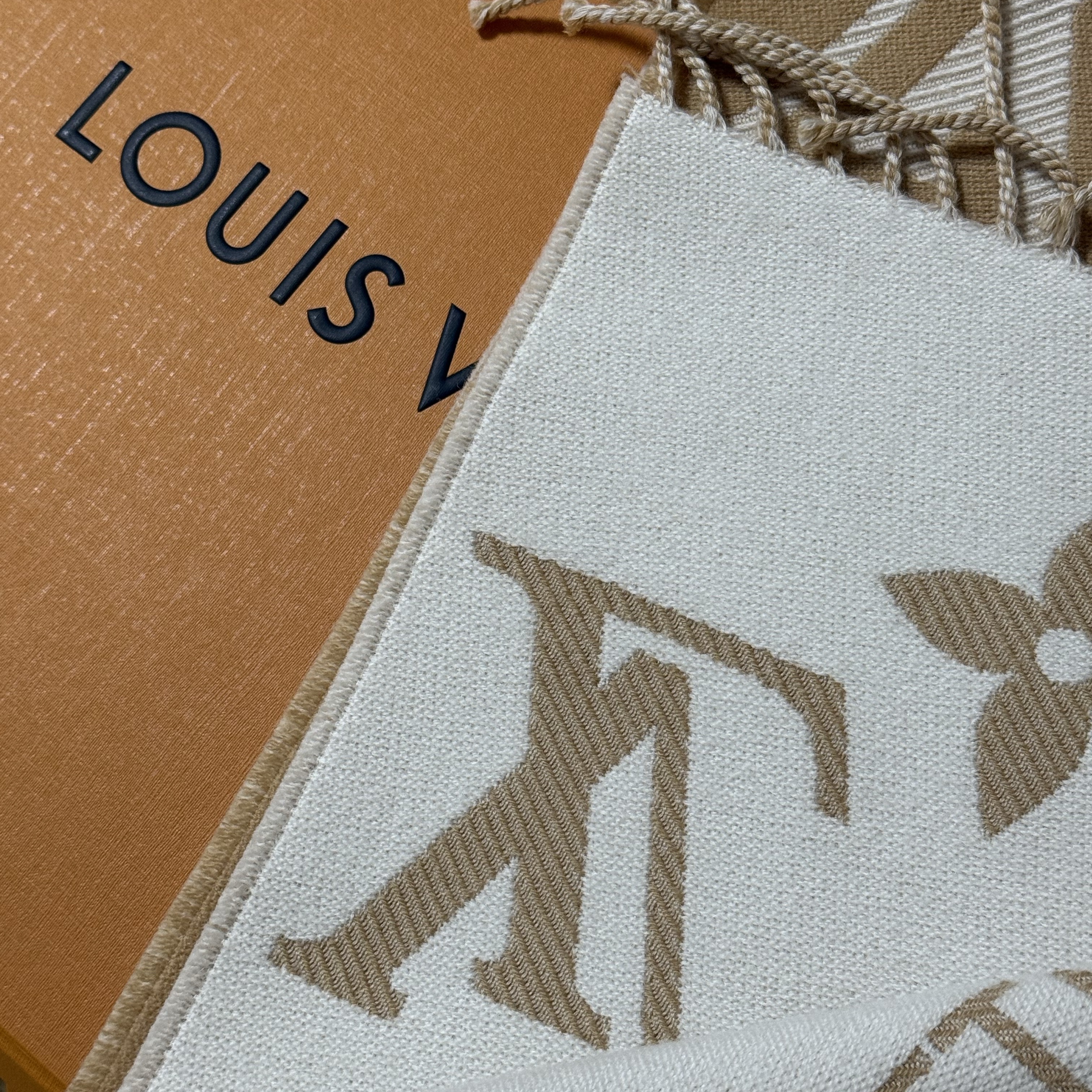 Louis Vuitton Simply Essential Muffler Beige 착용 스타일