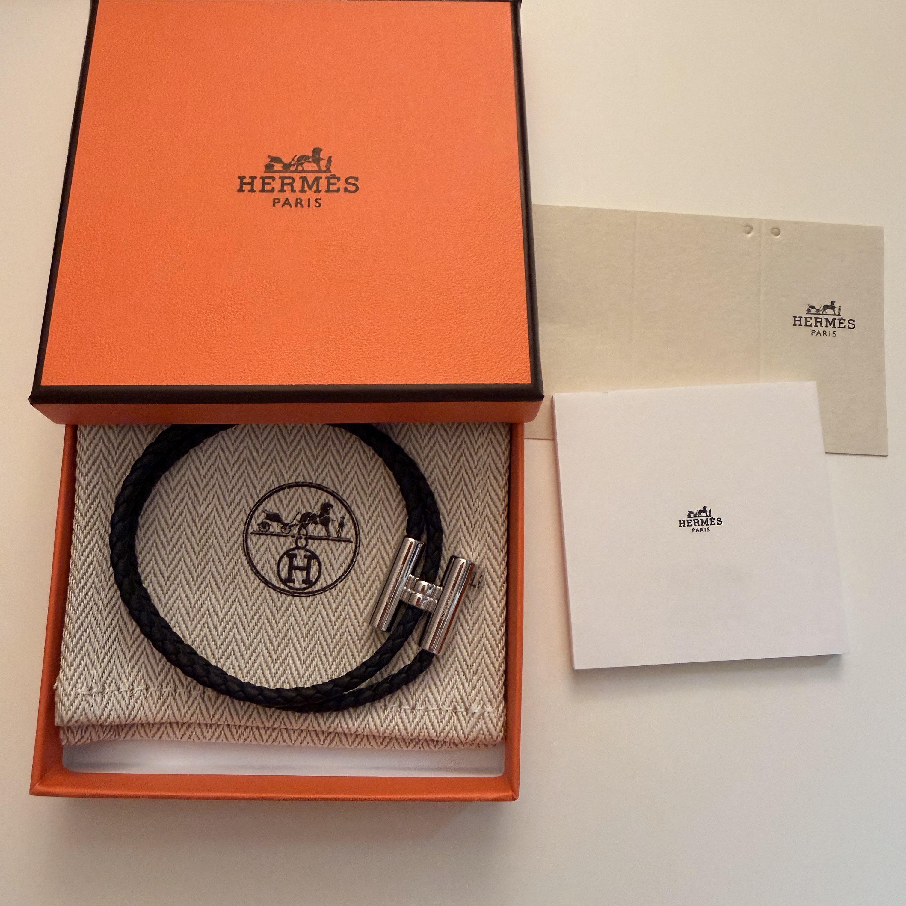 Hermes Tournis Tresse Bracelet Swift Calfskin Palladium & Noir 착용 스타일