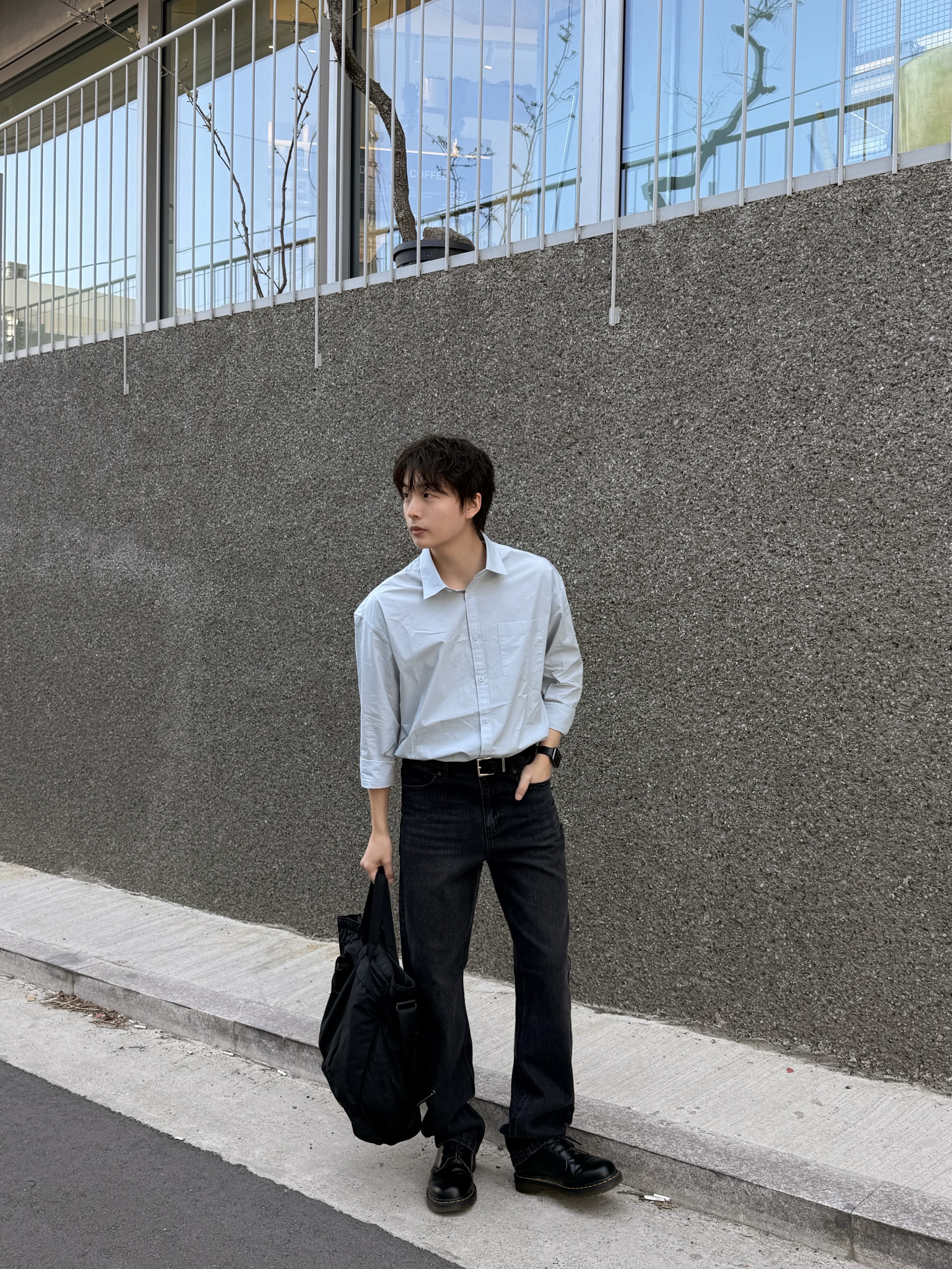 Uniqlo 2-Way Utility Bag Black 착용 스타일 - 1