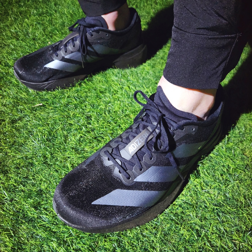 Adidas Adizero EVO SL Core Black Iron Metallic 착용 스타일 - 5