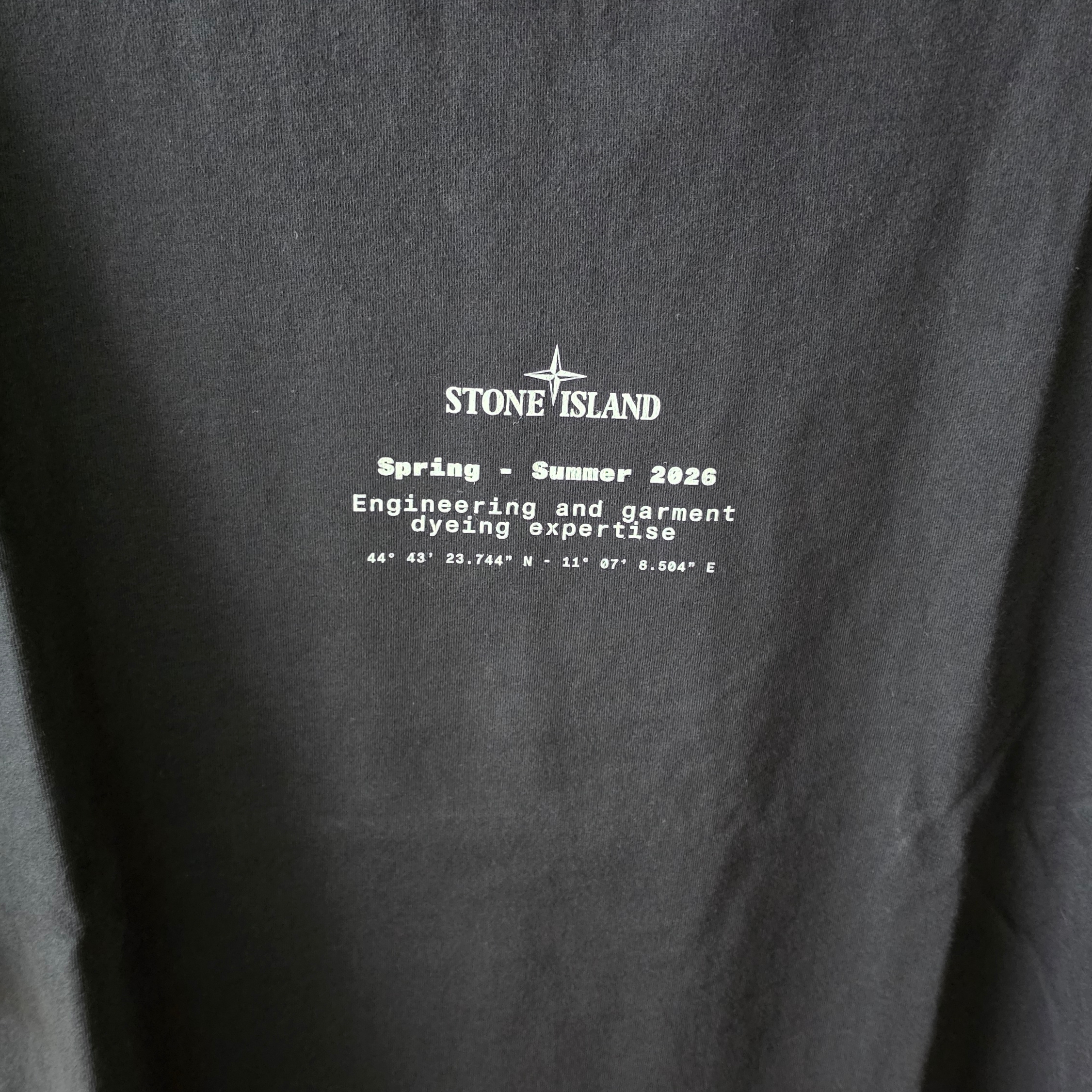 Stone Island 2100001 Organic Cotton Jersey Regular Fit T-Shirt with Stone Print Black - 26SS 착용 스타일 - 1