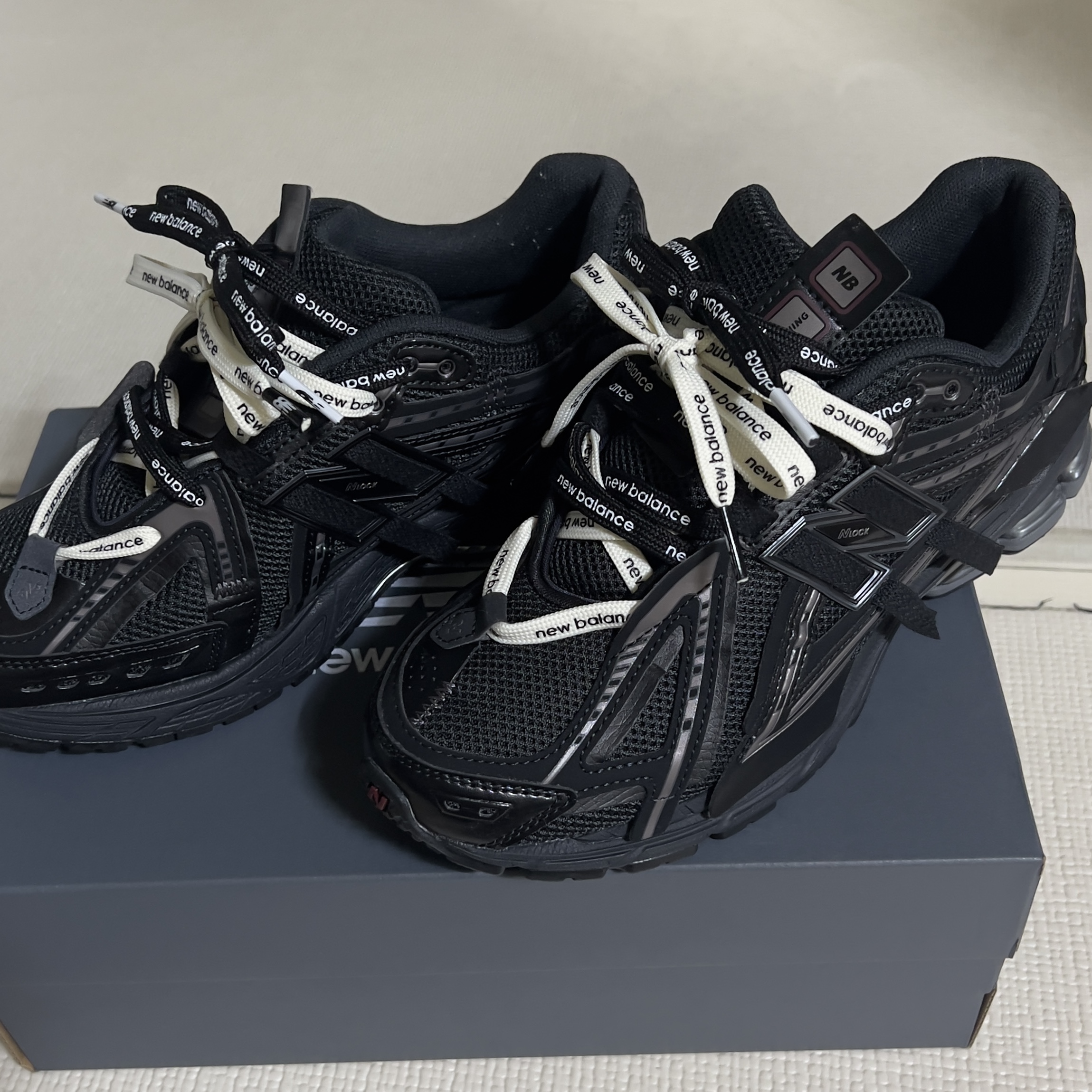 New Balance 1906A Black 착용 스타일