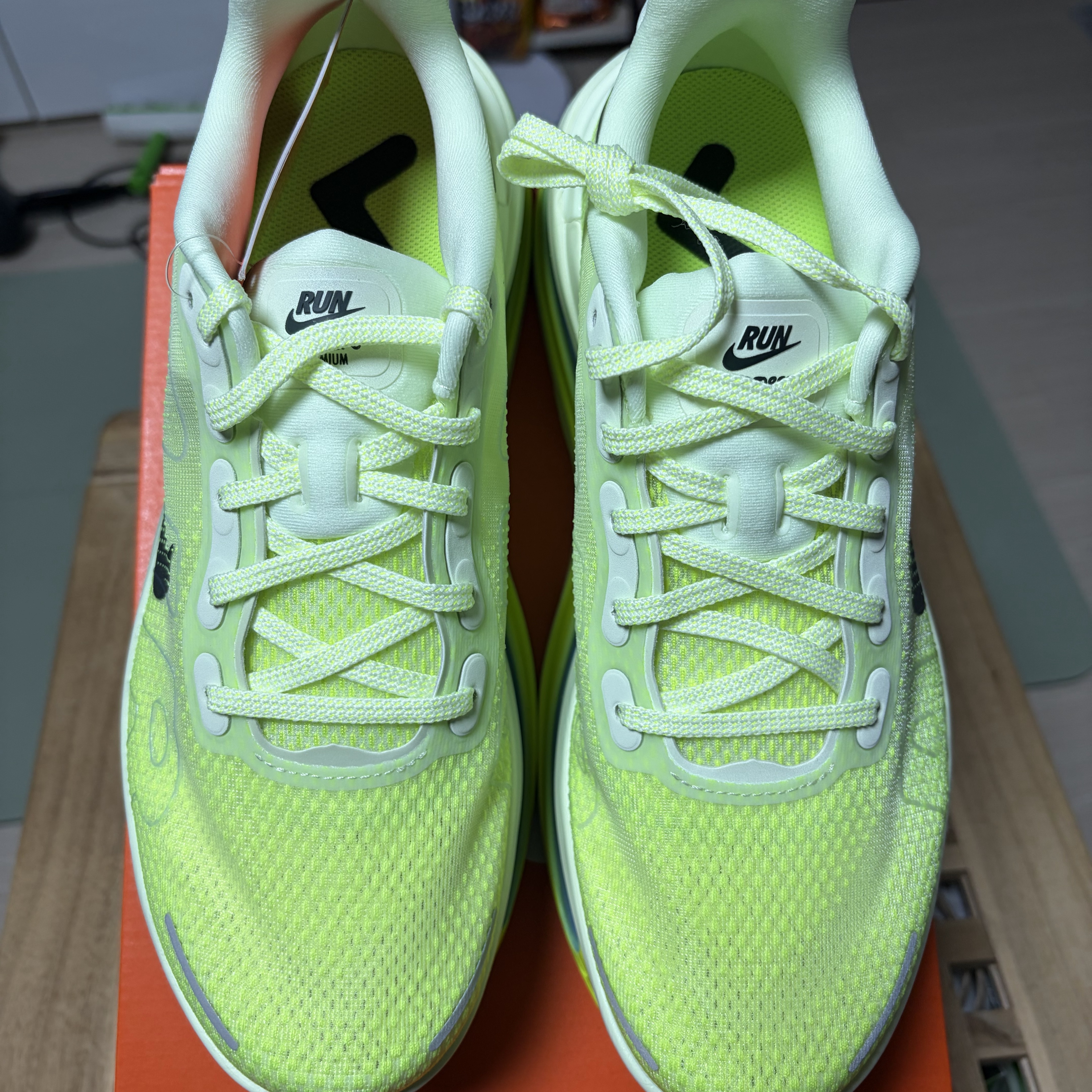 Nike Vomero Premium Volt Tint Sapphire 착용 스타일 - 4