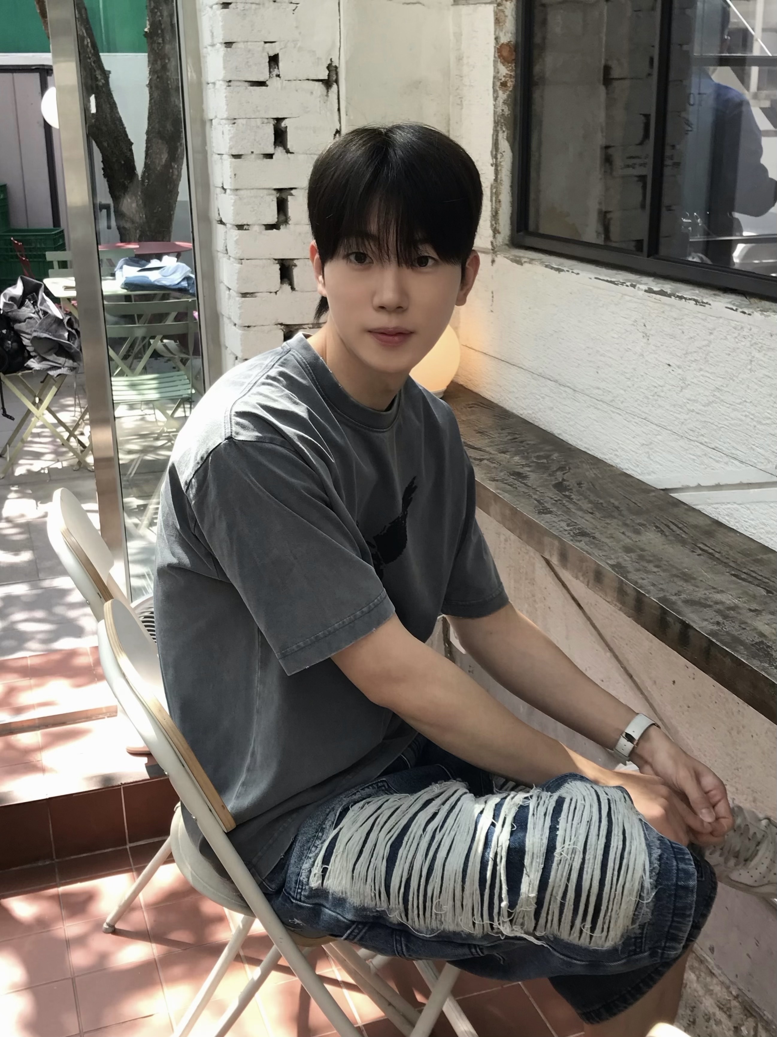 [KREAM 단독] NOMANUAL Devil Ring Damaged T-shirt Washed Charcoal, [KREAM 단독] NOMANUAL Destroyed Bermuda Pants Washed Navy 착용 스타일 - 3