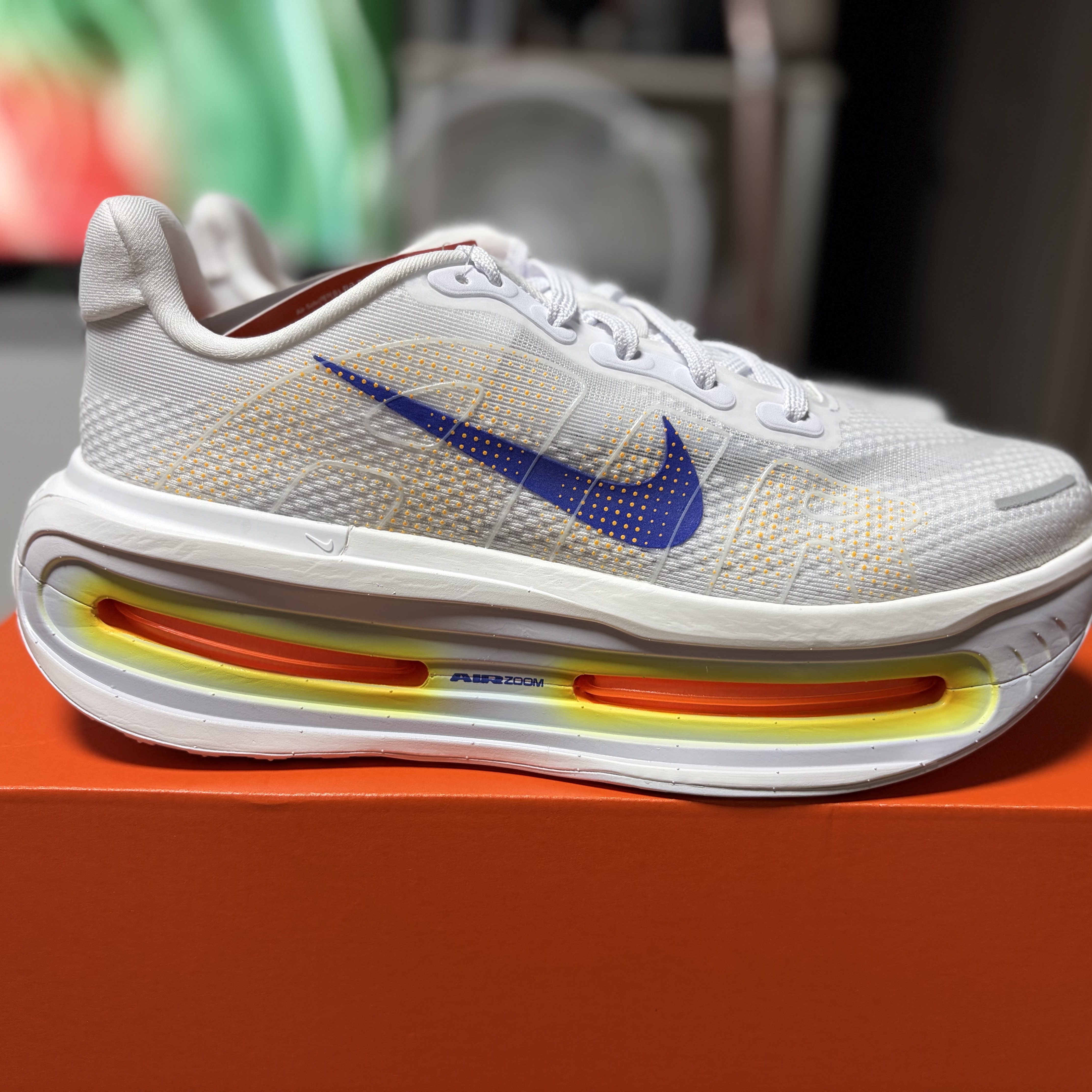 Nike Vomero Premium White Total Orange 착용 스타일 - 3