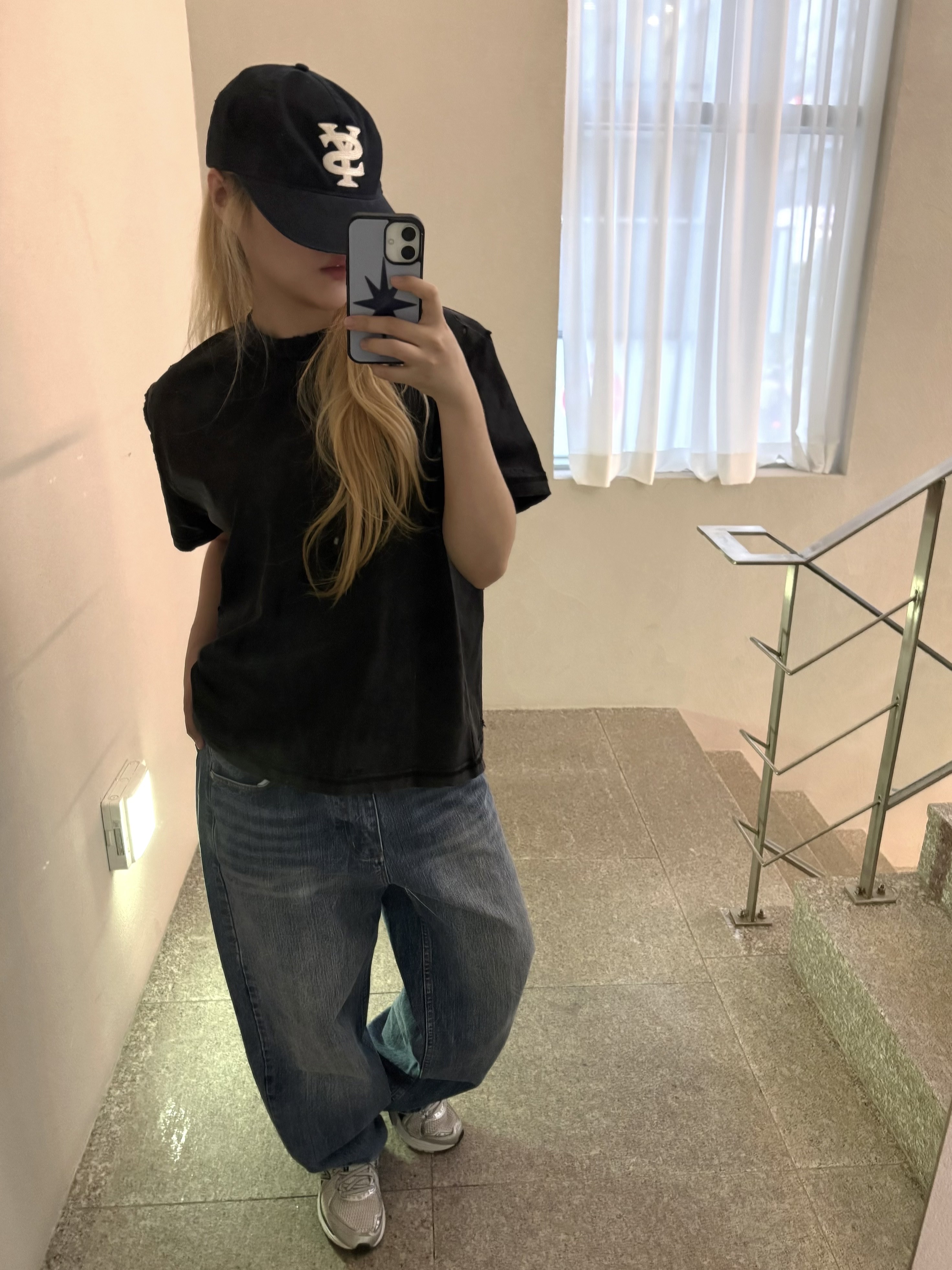 Sunday Ceremony Sy Logo 5 Panel Cotton Cap - Navy, Sunday Ceremony Distressed Washed Damage Tee - Black 착용 스타일 - 1