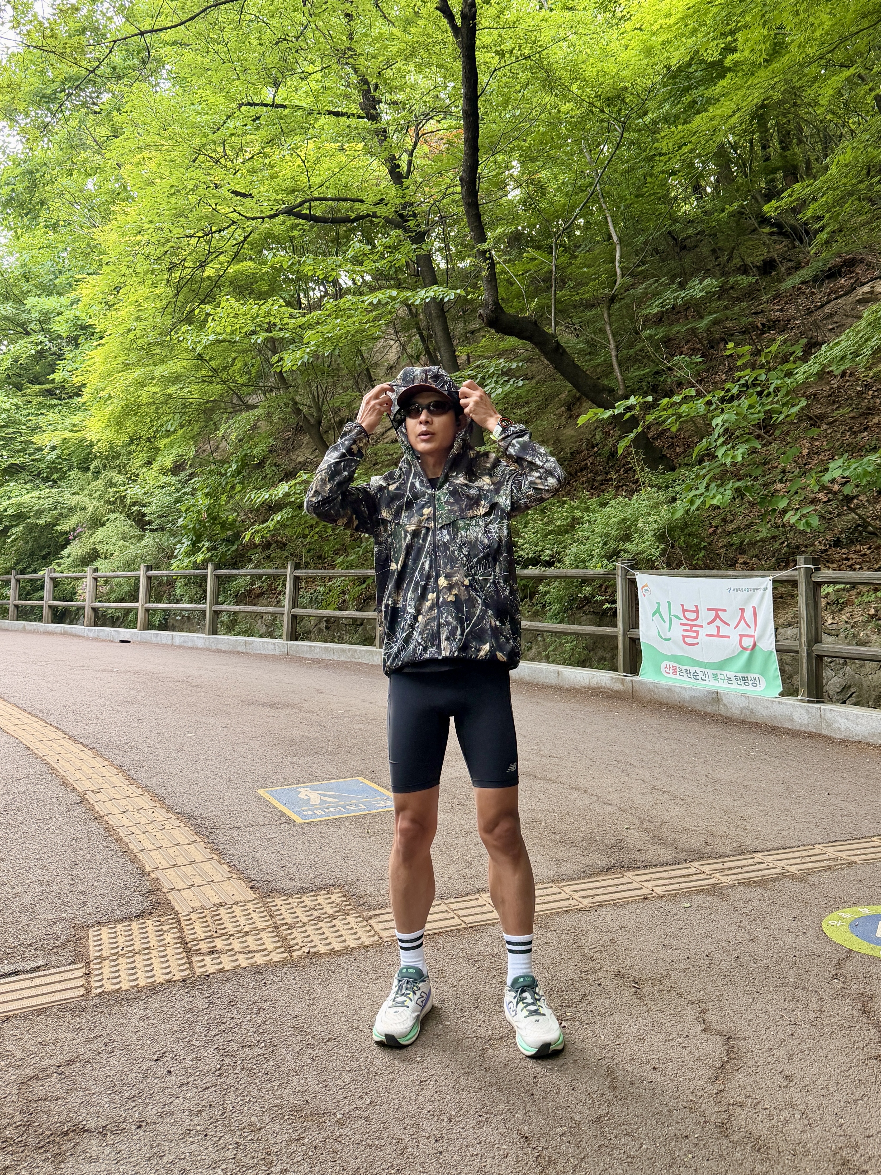 Nike Stride Dri-Fit Realtree Running Jacket Anthracite Black - US/EU, New Balance Sleek Pocket 9 Inch Half Tights Black 착용 스타일 - 2