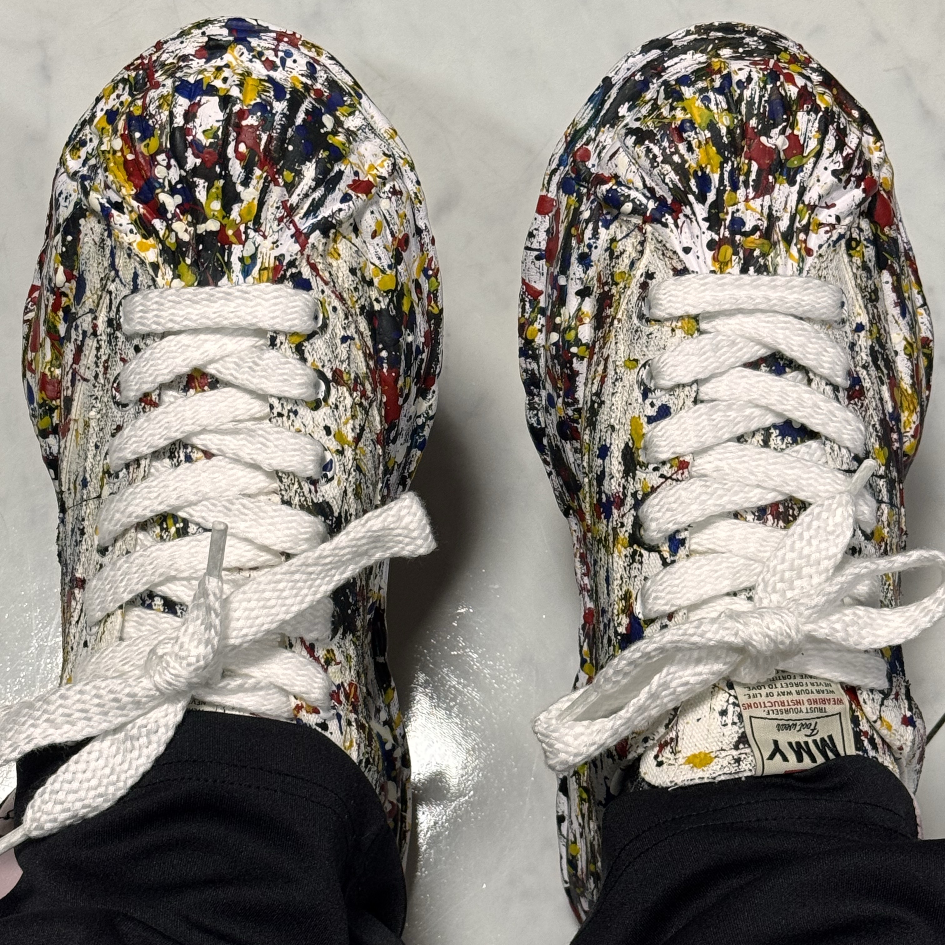 Maison Mihara Yasuhiro Blakey OG Sole Sputtering Paint Canvas Low-top Sneakers White μ°©μ© μ€νμΌ - 2