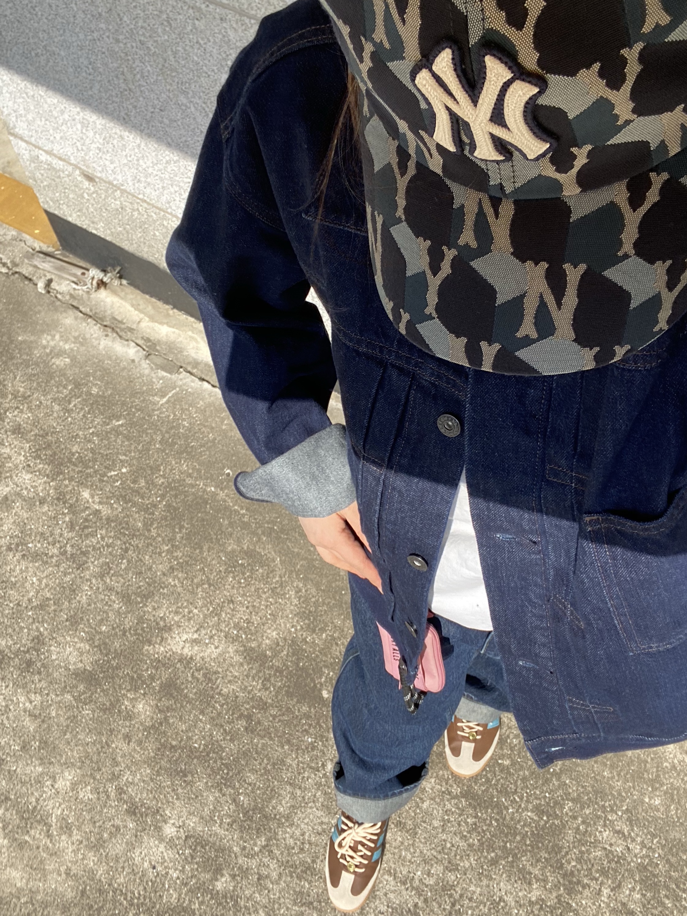 Uniqlo Denim Trucker Jacket Blue - JP, (J) Adidas x Toy Story Samba OG Preloved Brown Preloved Blue 착용 스타일 - 2