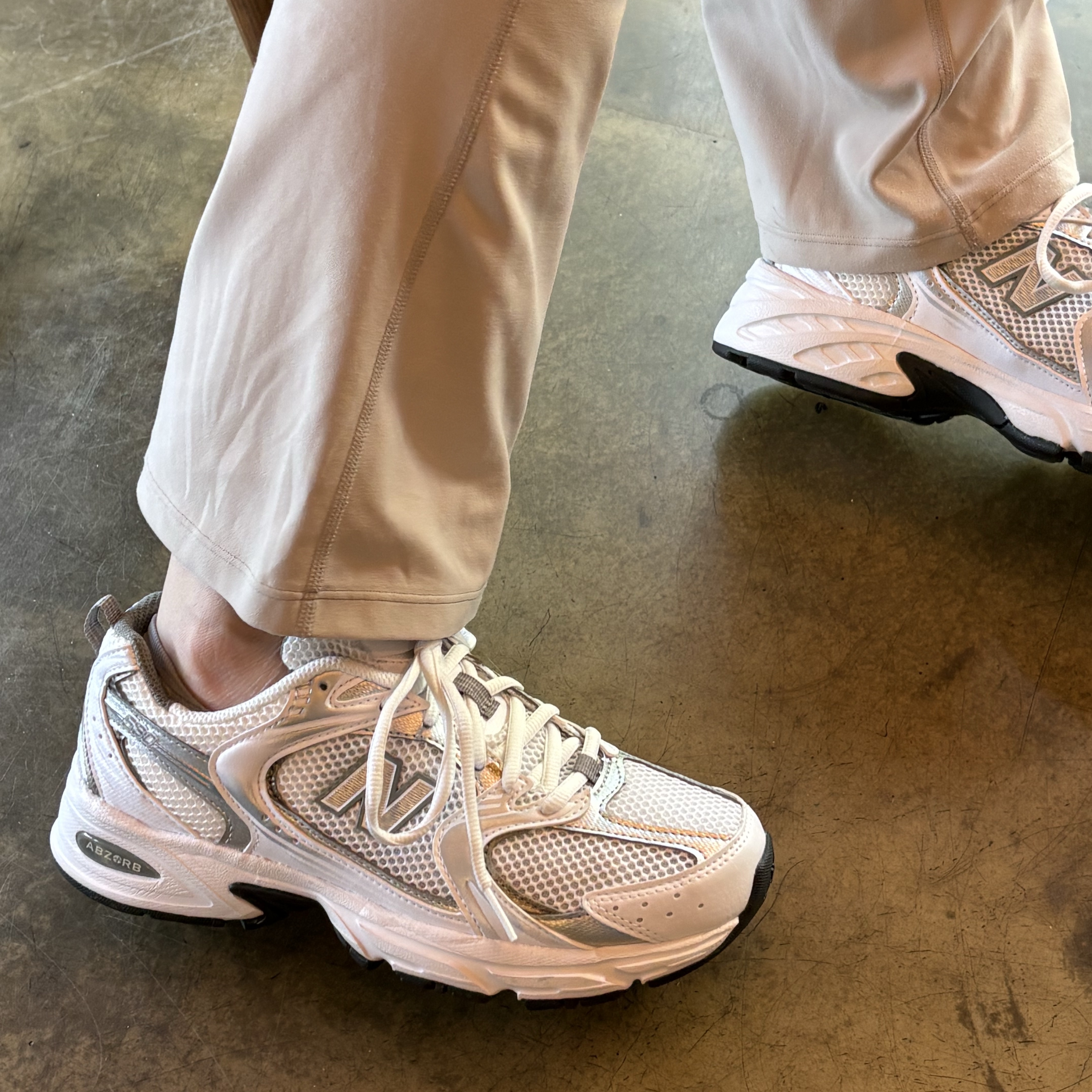New Balance 530 White Silver 착용 스타일 - 2