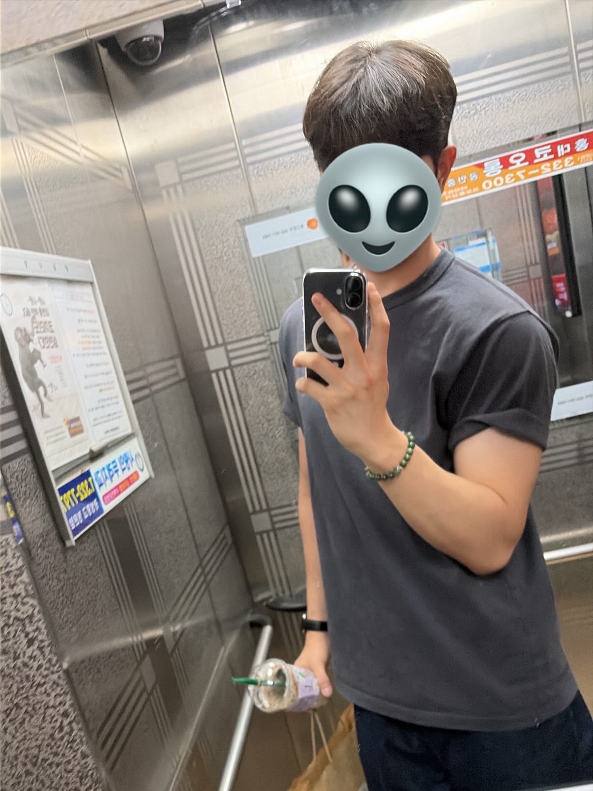 Uniqlo U Crewneck T-Shirt Gray, Reebok Club C 85 Black 착용 스타일 - 2