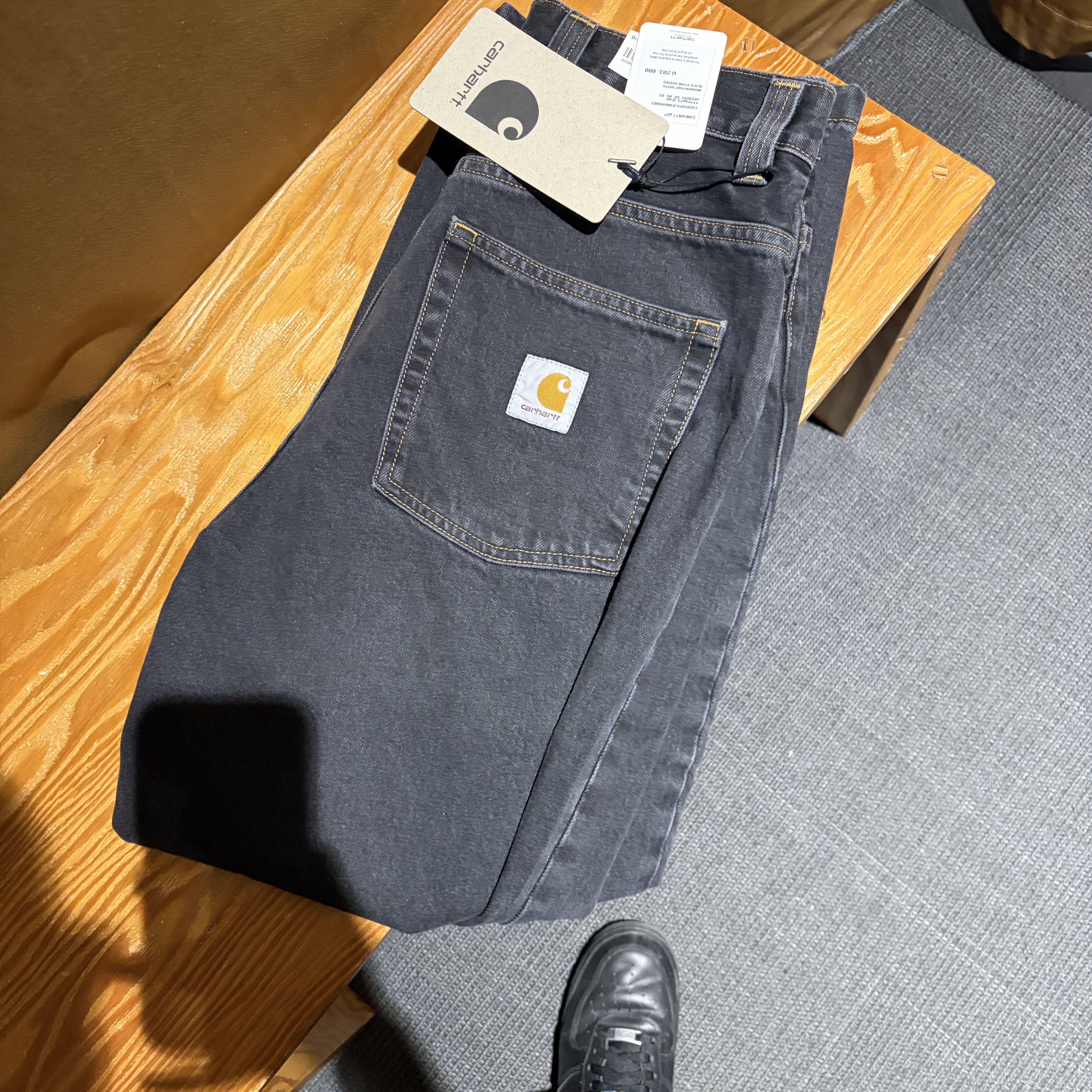 Nike Air Force 1 '07 Low Triple Black, Carhartt WIP Brandon Pants Black Stone Washed 착용 스타일 - 1