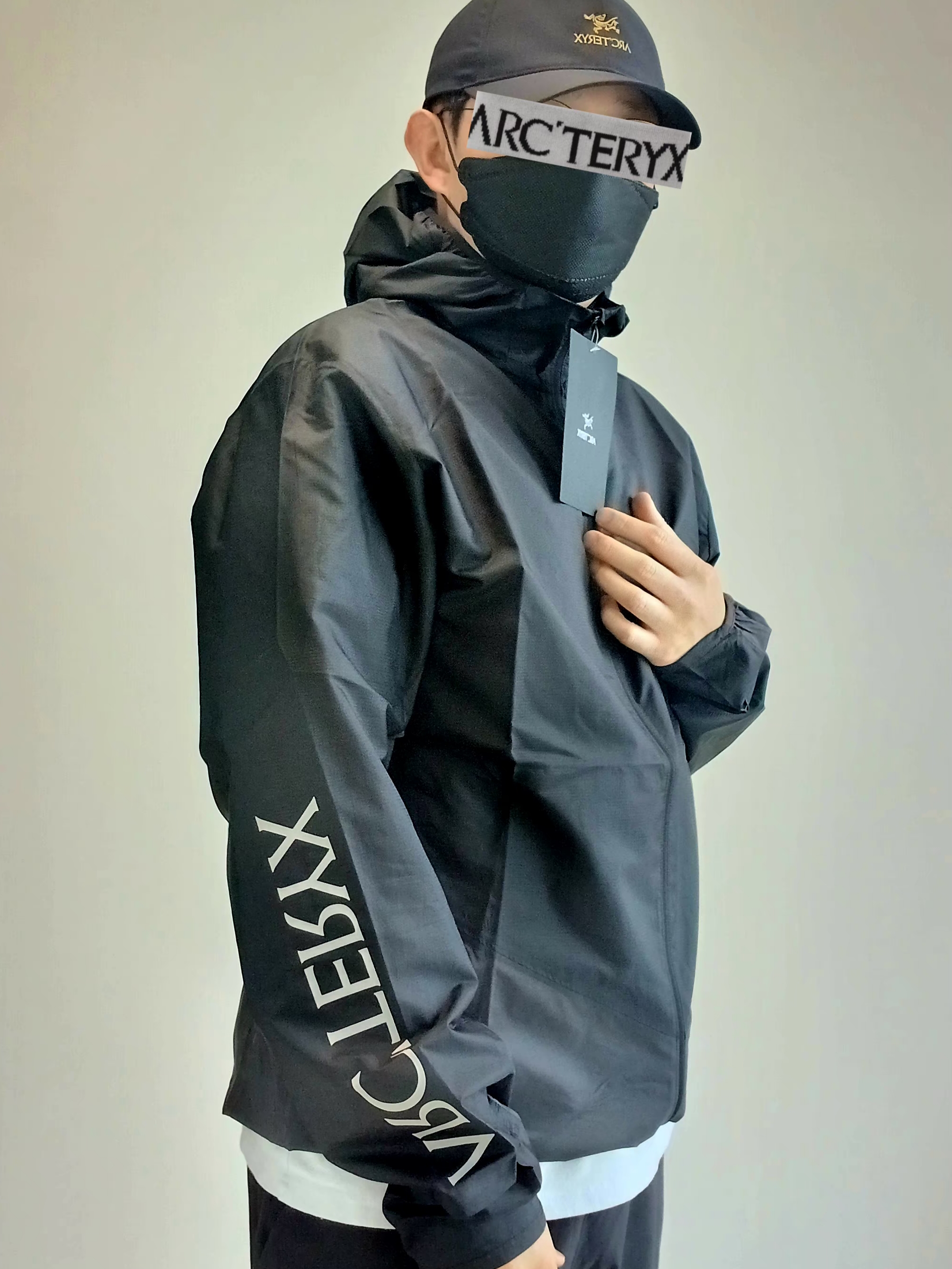 Arc'teryx Norvan Windshell Hoody Black Graphite, Arc'teryx Norvan Windshell Hoody Black Graphite 착용 스타일 - 5