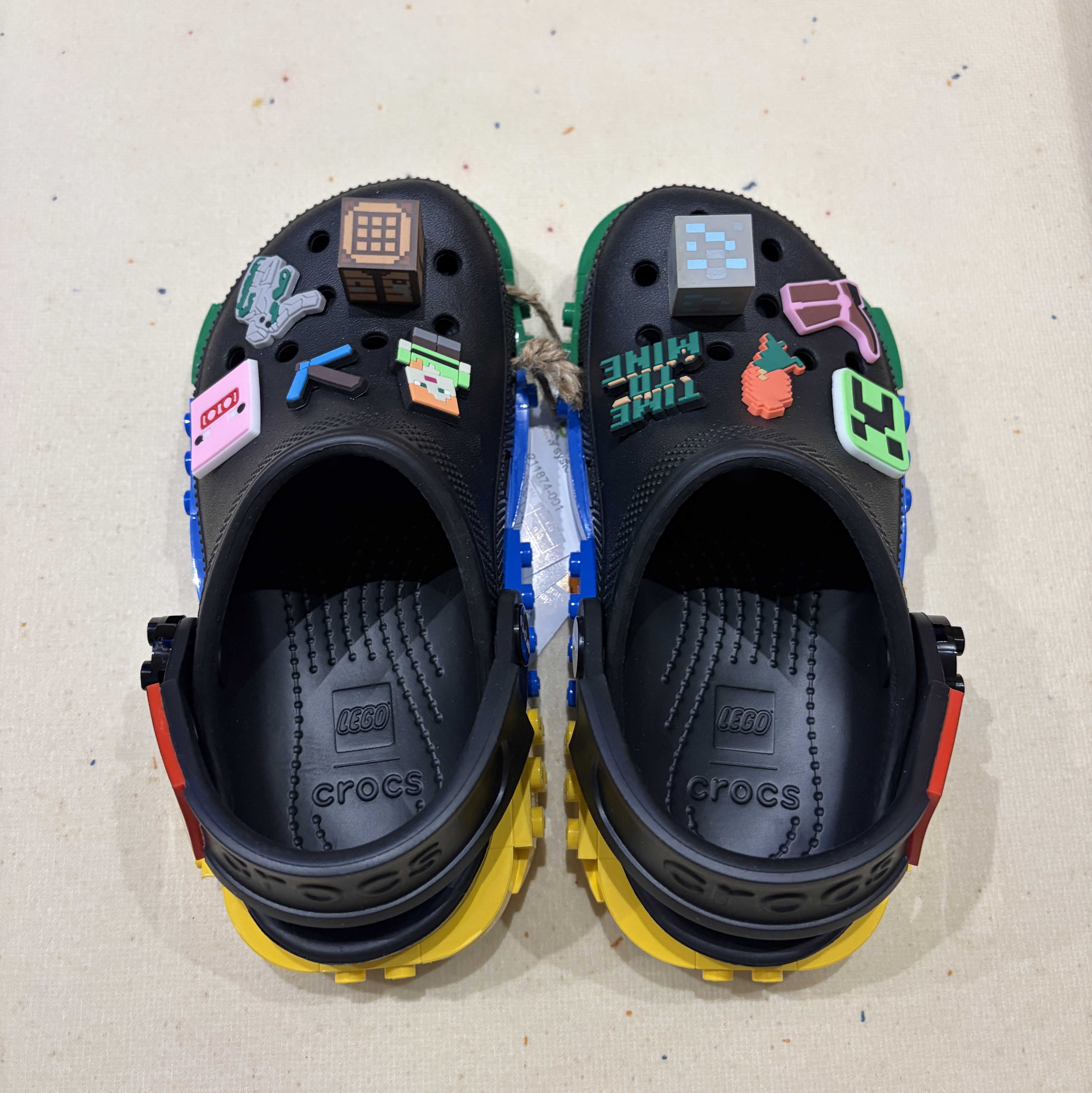 (Kids) Crocs x Lego Creativity Clog Black Mini Figure set 착용 스타일 - 2