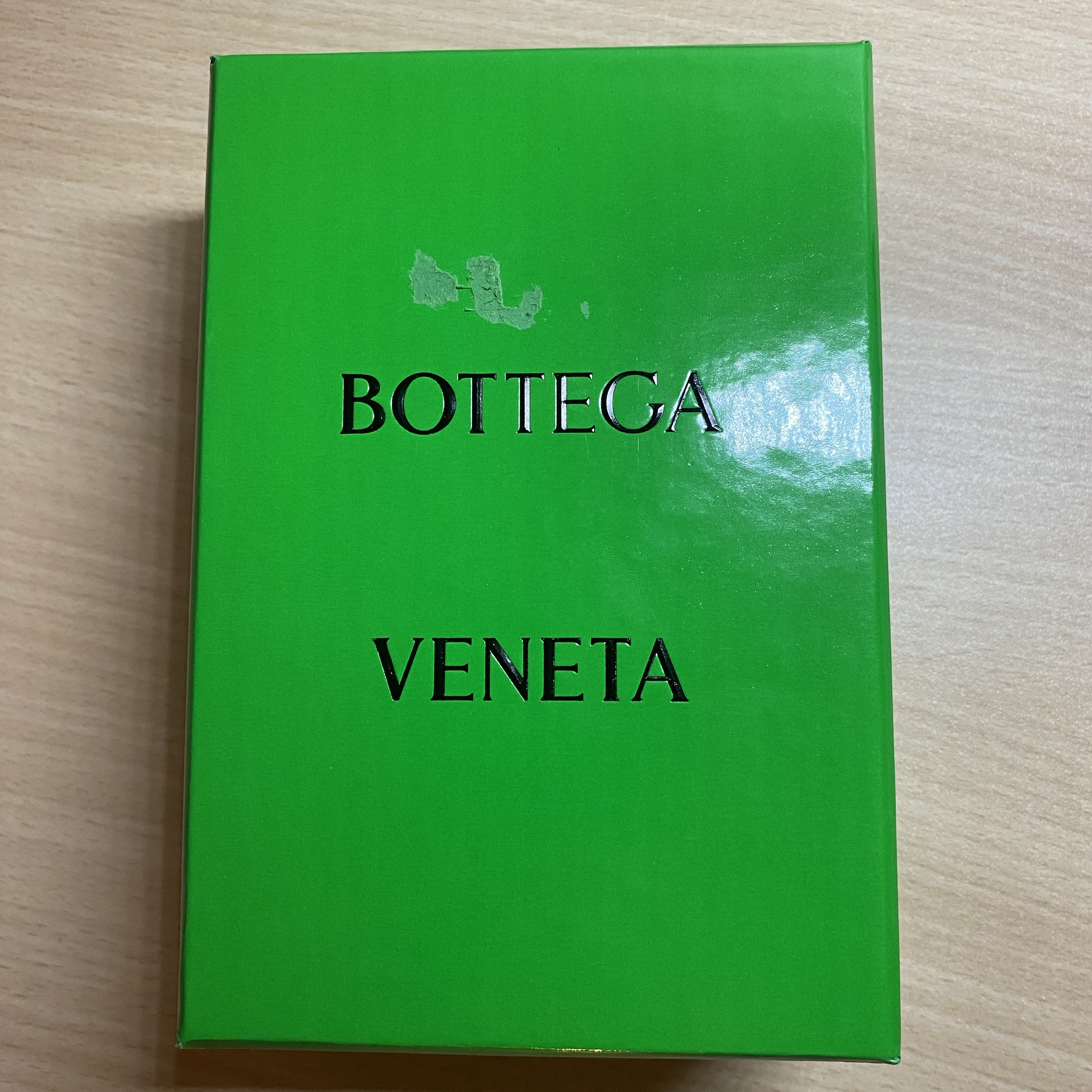 Bottega Veneta Flap Card Case Black 착용 스타일