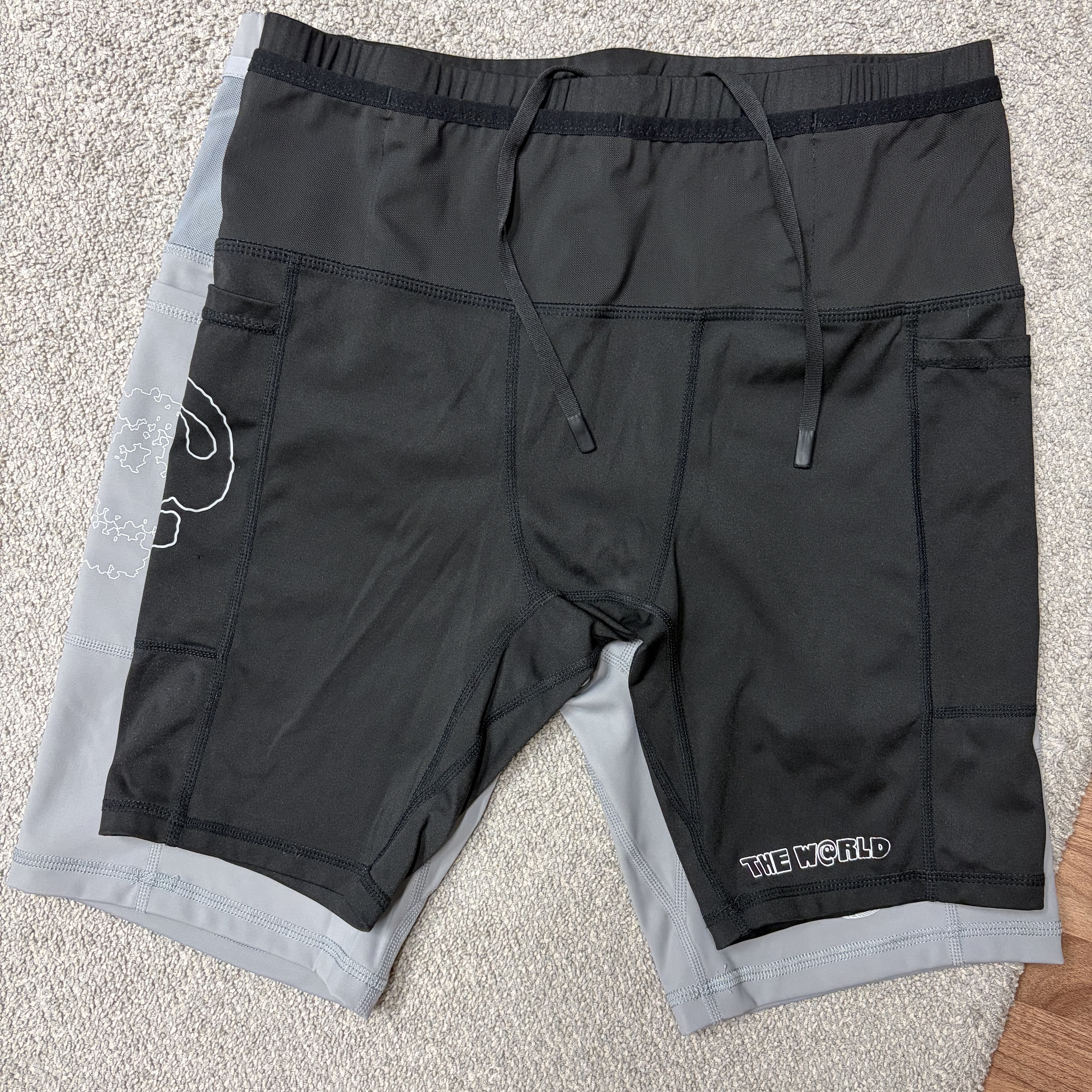 THE WARLD Circular Warld Logo Half Tights Gray 착용 스타일 - 1