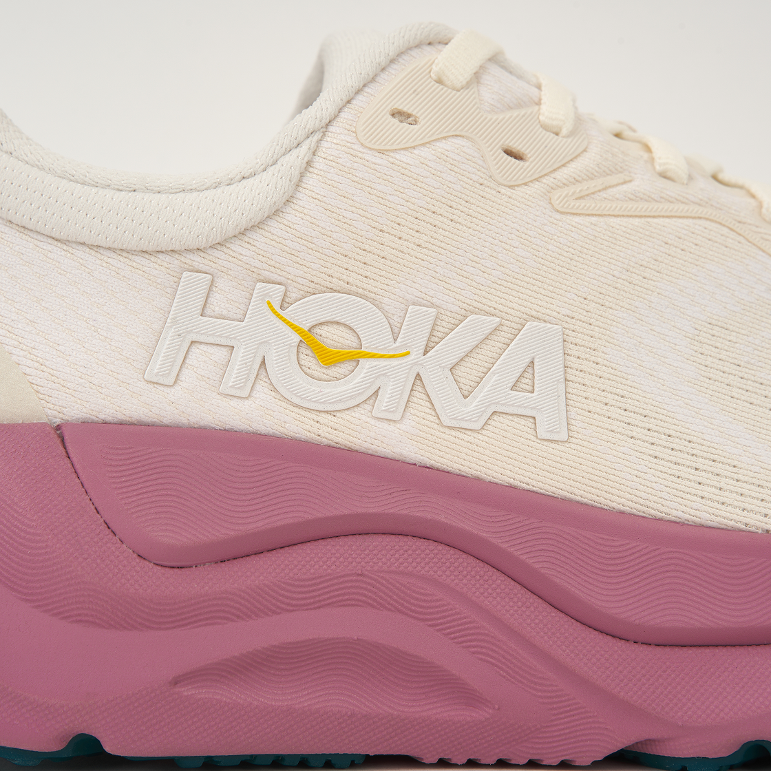 (W) 호카 아라히 8 앨러배스터 링곤베리 - 레귤러((W) Hoka Arahi 8 Alabaster Lingonberry - Regular) - 8