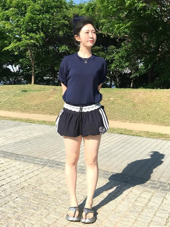 Knitted Shelron Cooling Single Crop Round Knit Navy 착용 스타일