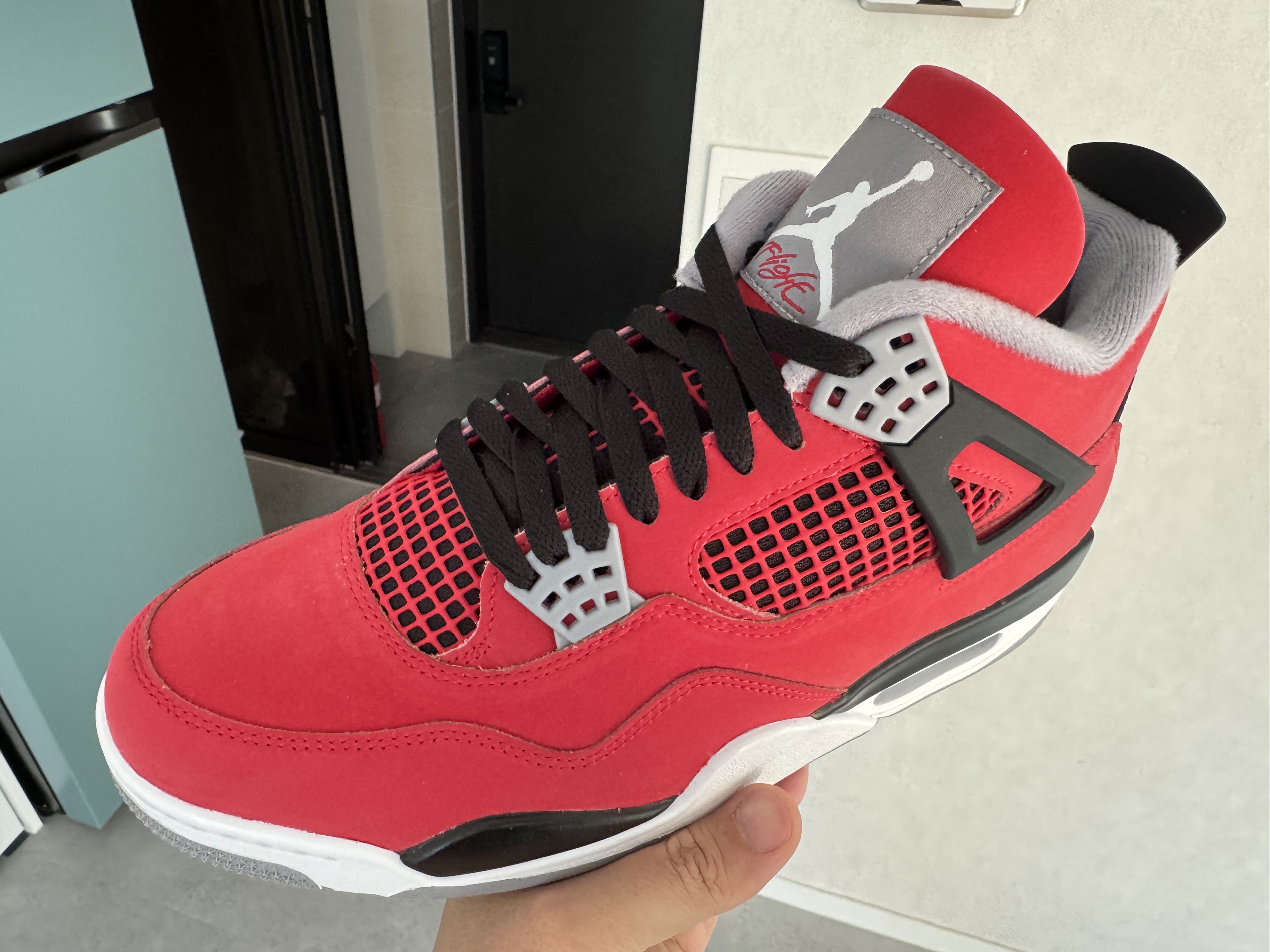 Jordan 4 Toro Bravo Fire Red and Black 2026 착용 스타일