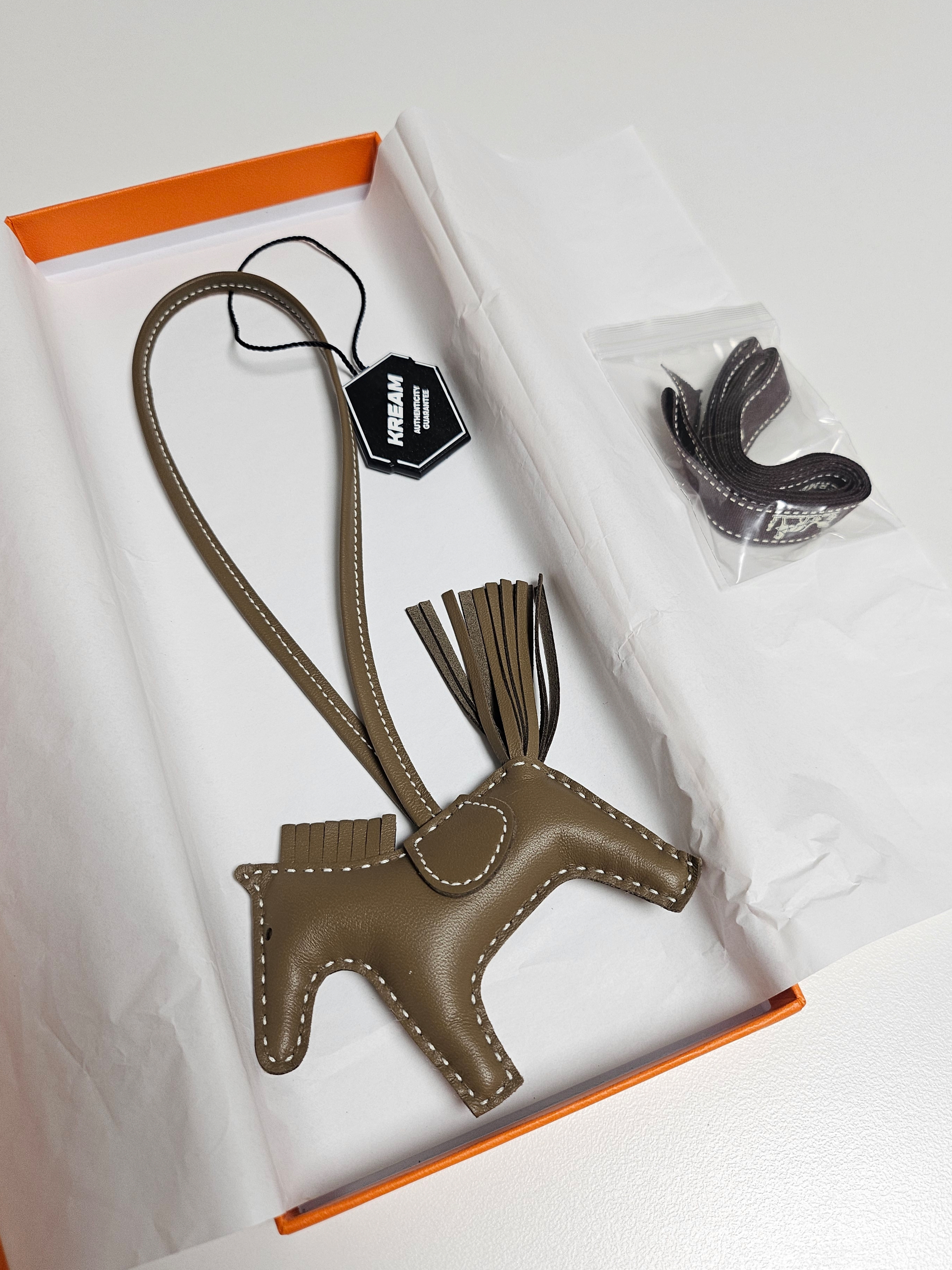 Hermes Rodeo PM Charm Milo & Etoupe 착용 스타일