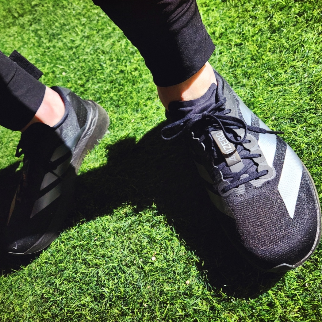 Adidas Adizero EVO SL Core Black Iron Metallic 착용 스타일 - 4