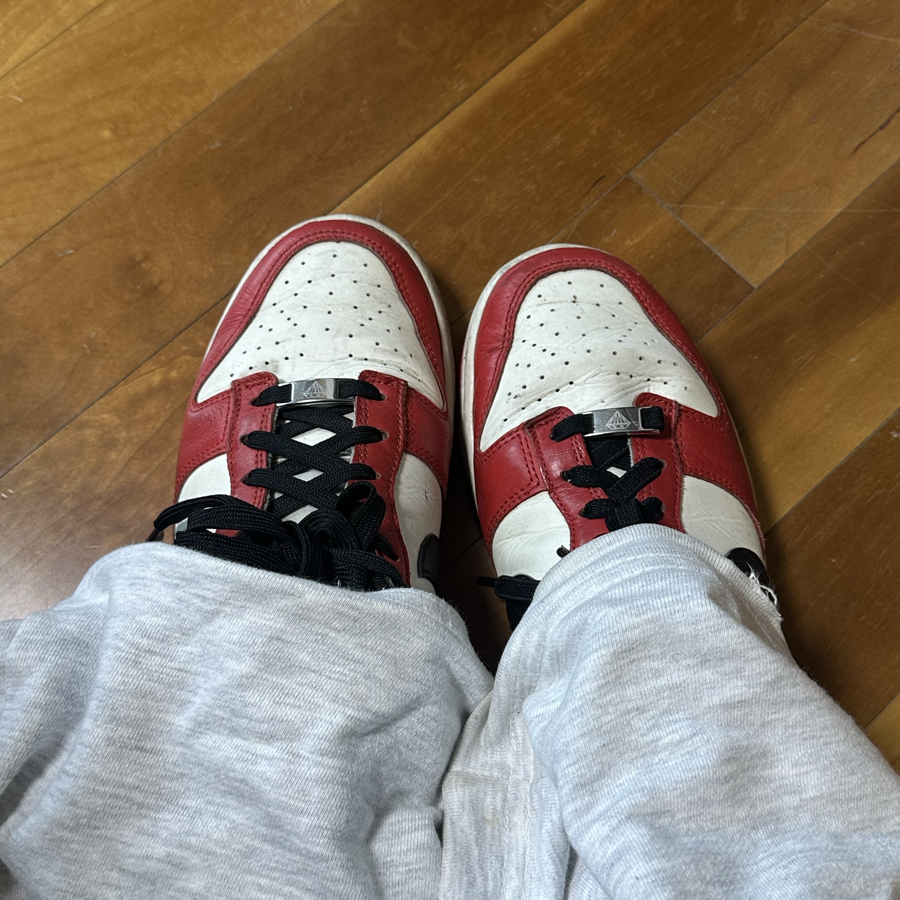 Nike x NBA Dunk Low Retro EMB Black and Chile Red 착용 스타일
