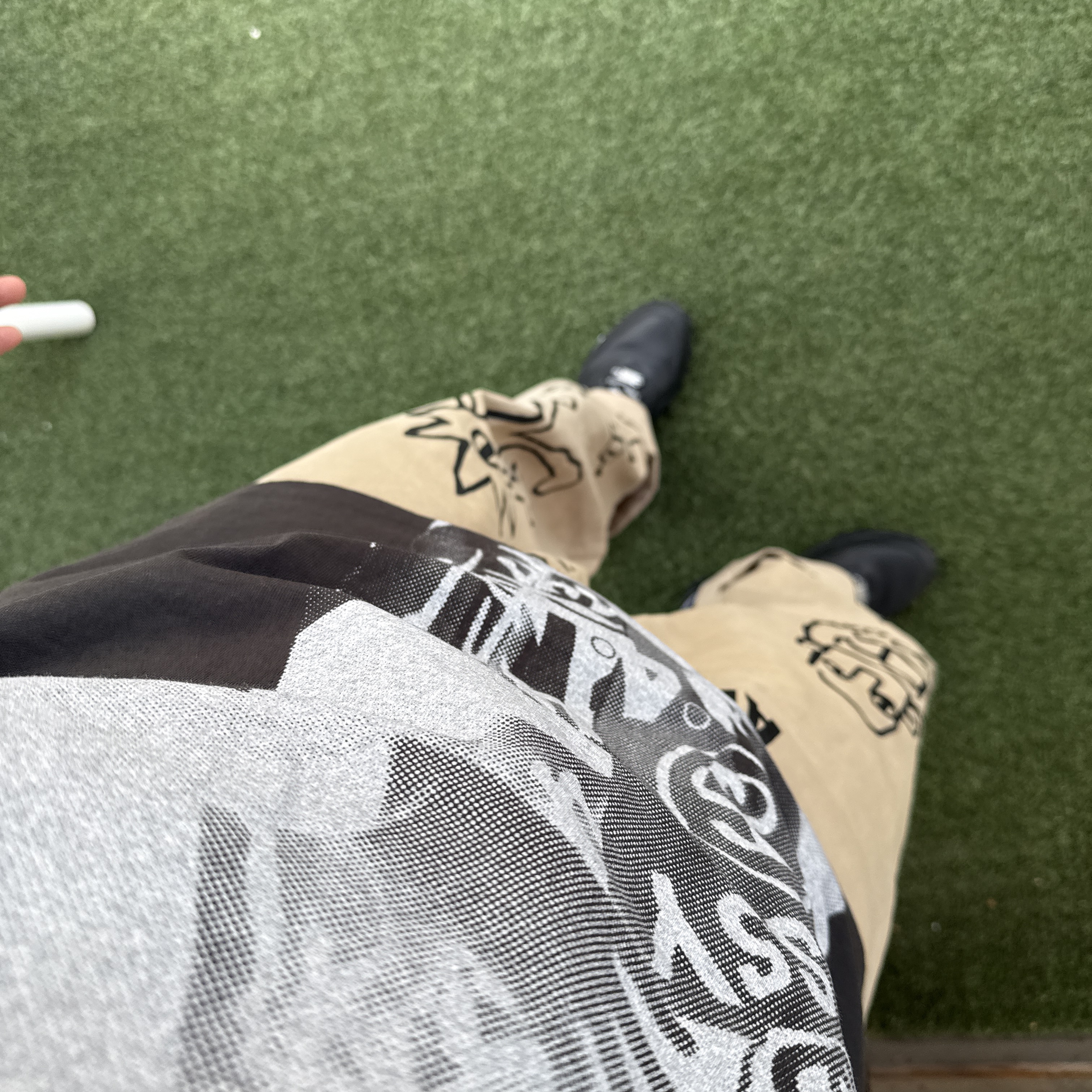 Stussy Paris T-Shirt Faded Black, Nike x Supreme Air Max 1 '87 Black White - 25SS 착용 스타일