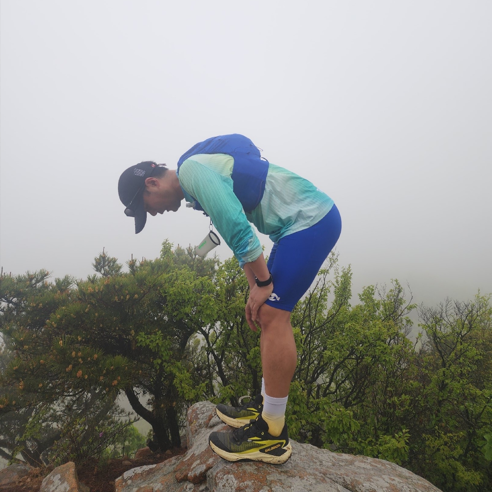 Oakley Eye Jacket Redux Matte Black Frame Prizm Grey Lenses High Bridge Fit, Salomon Genesis Black Sulfur 착용 스타일 - 3