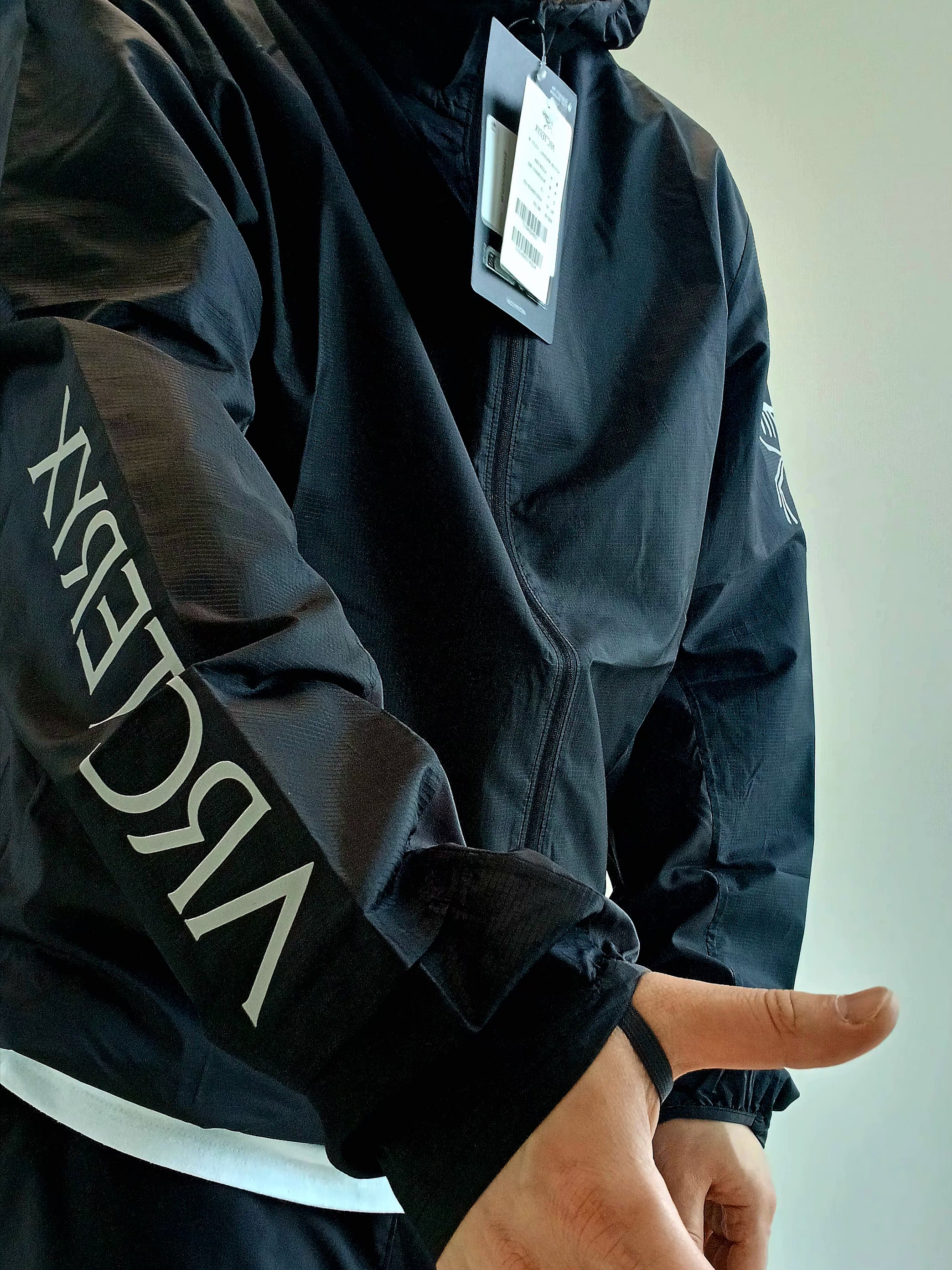 Arc'teryx Norvan Windshell Hoody Black Graphite, Arc'teryx Norvan Windshell Hoody Black Graphite 착용 스타일 - 2