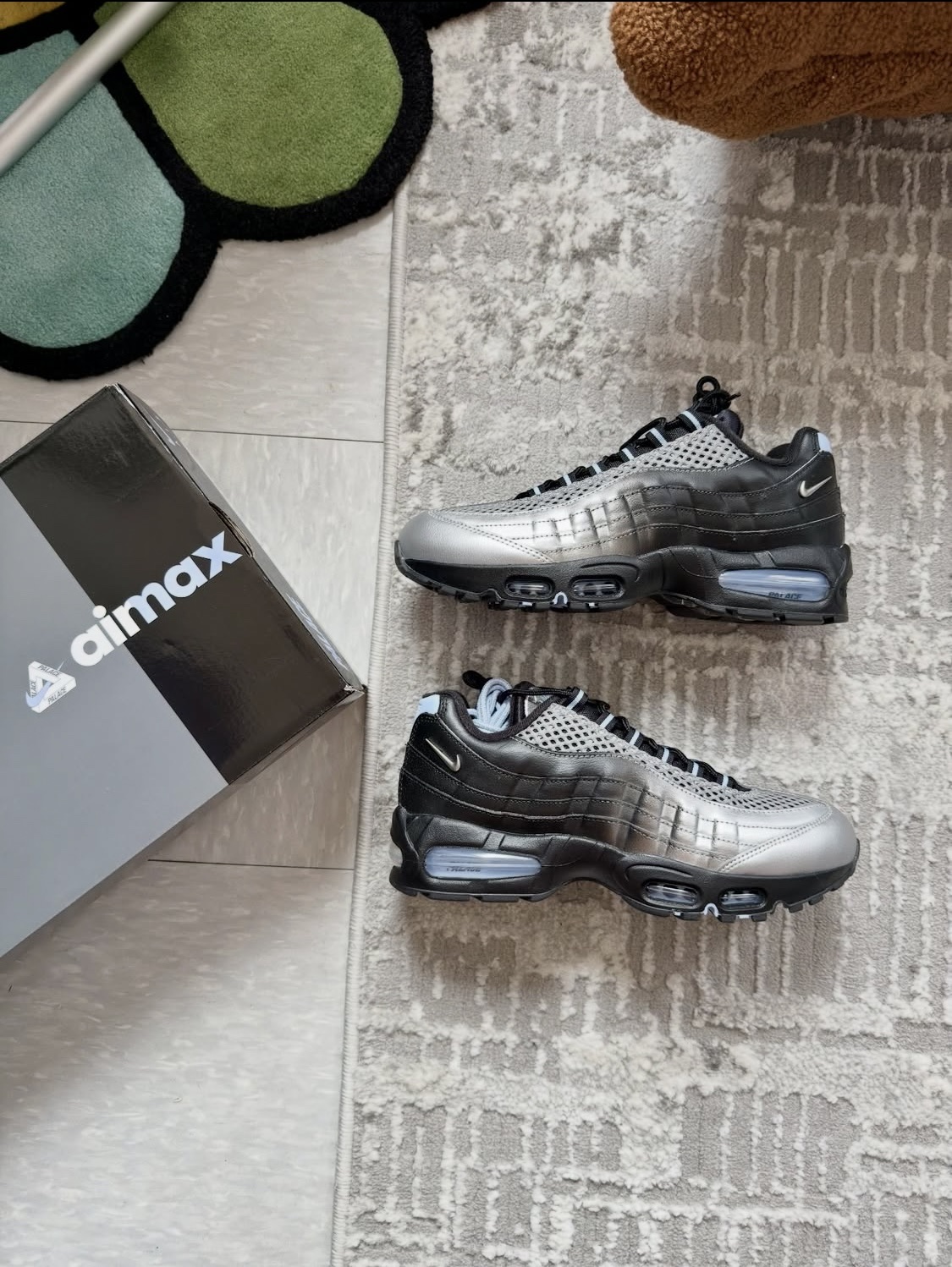 Nike x Palace Air Max 95 Metallic Silver Aluminum 착용 스타일 - 3