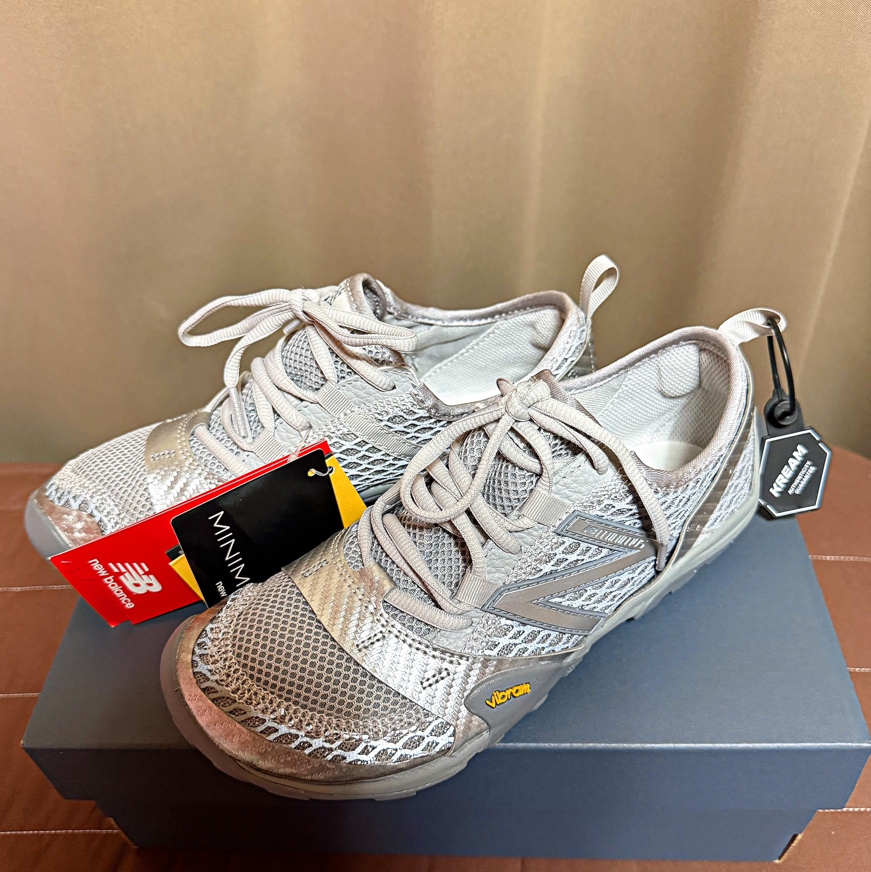New Balance Minimus MT10O Slate Grey Silver Metallic 착용 스타일