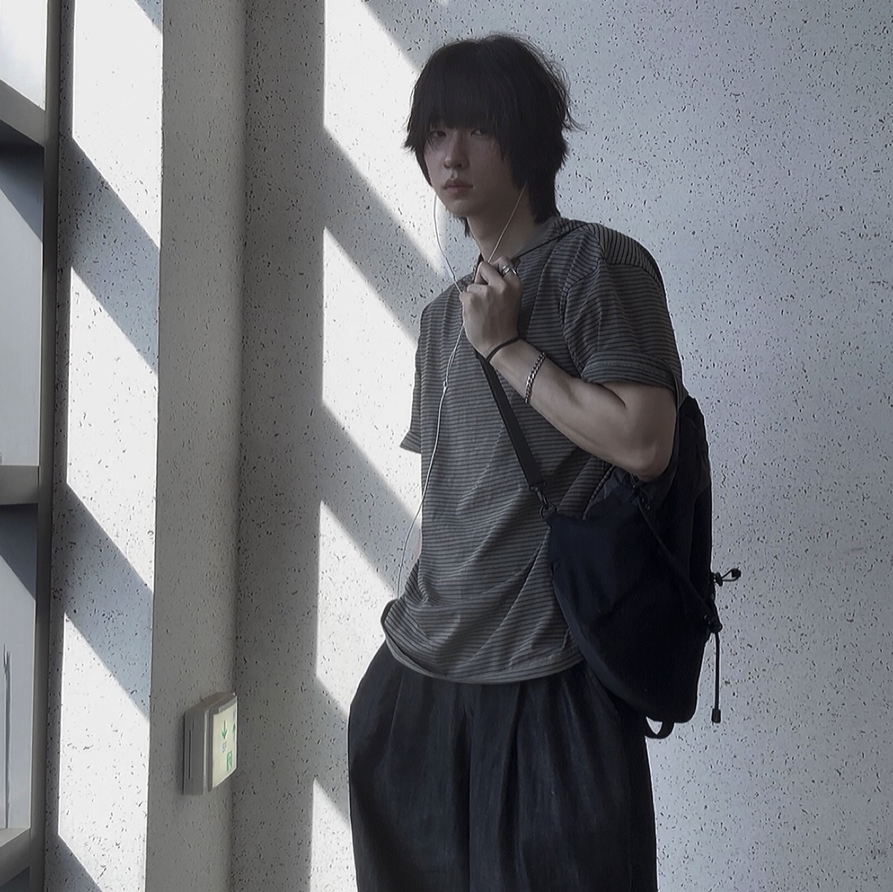 NOMANUAL C.B String Bag Charcoal 착용 스타일 - 1