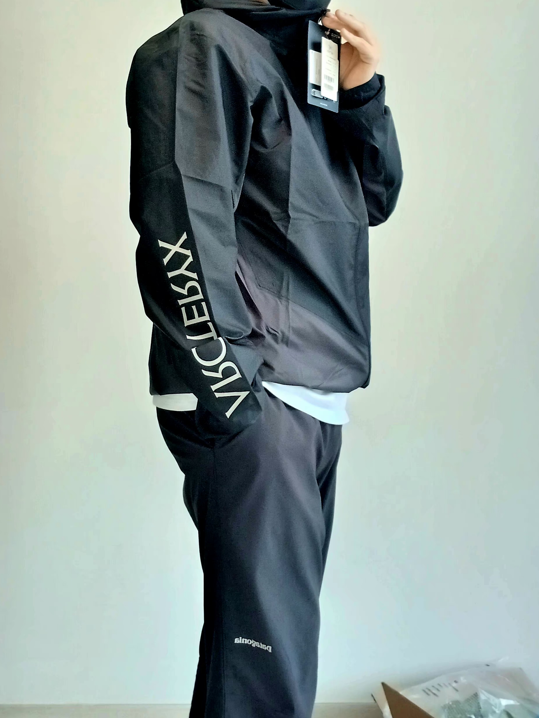Arc'teryx Norvan Windshell Hoody Black Graphite, Arc'teryx Norvan Windshell Hoody Black Graphite 착용 스타일 - 6