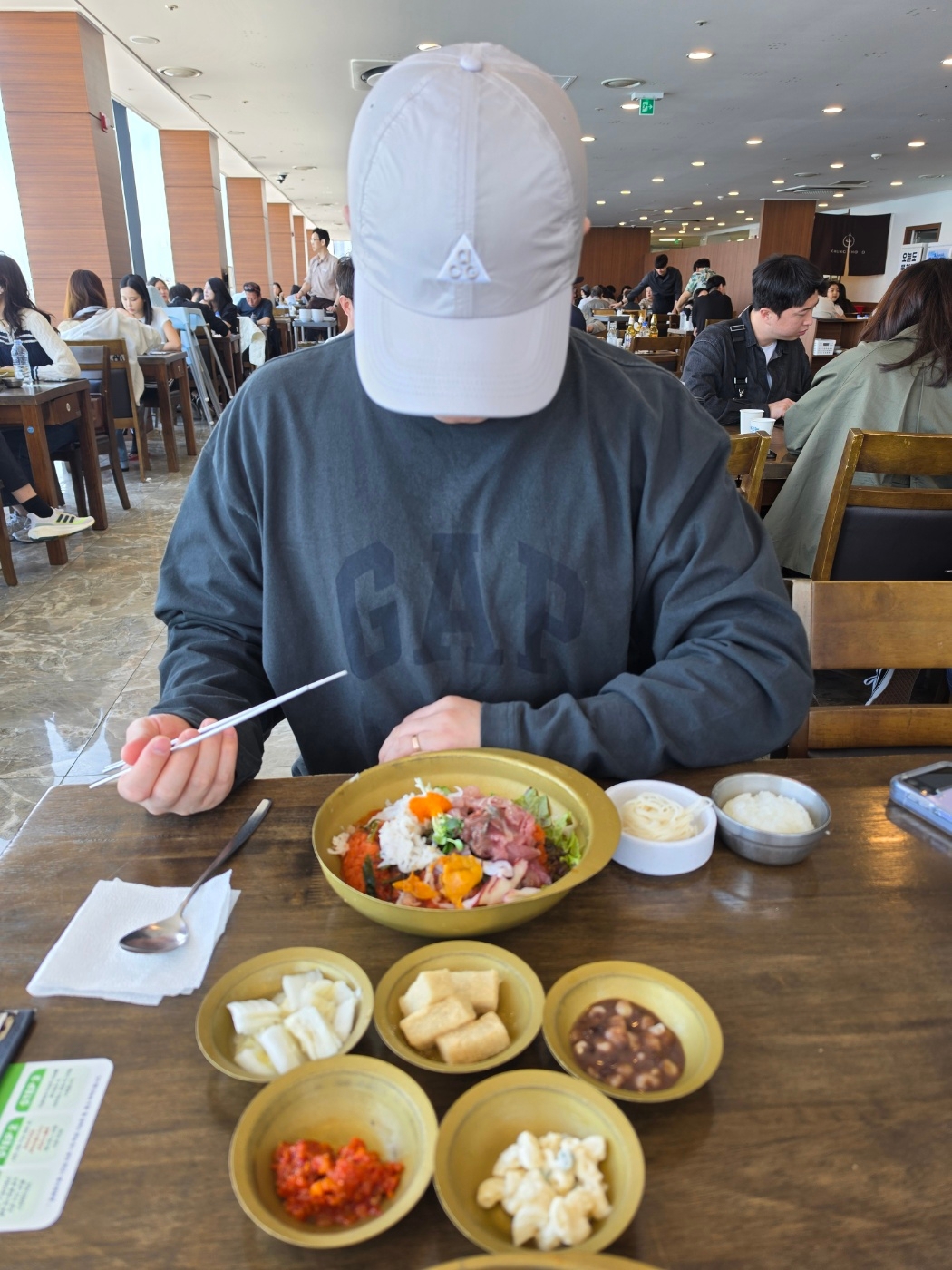 Nike ACG Dri-Fit Club Trail Cap College Grey, Yeezy Gap Engineered By Balenciaga Dove Long Sleeve T-Shirt Black 착용 스타일