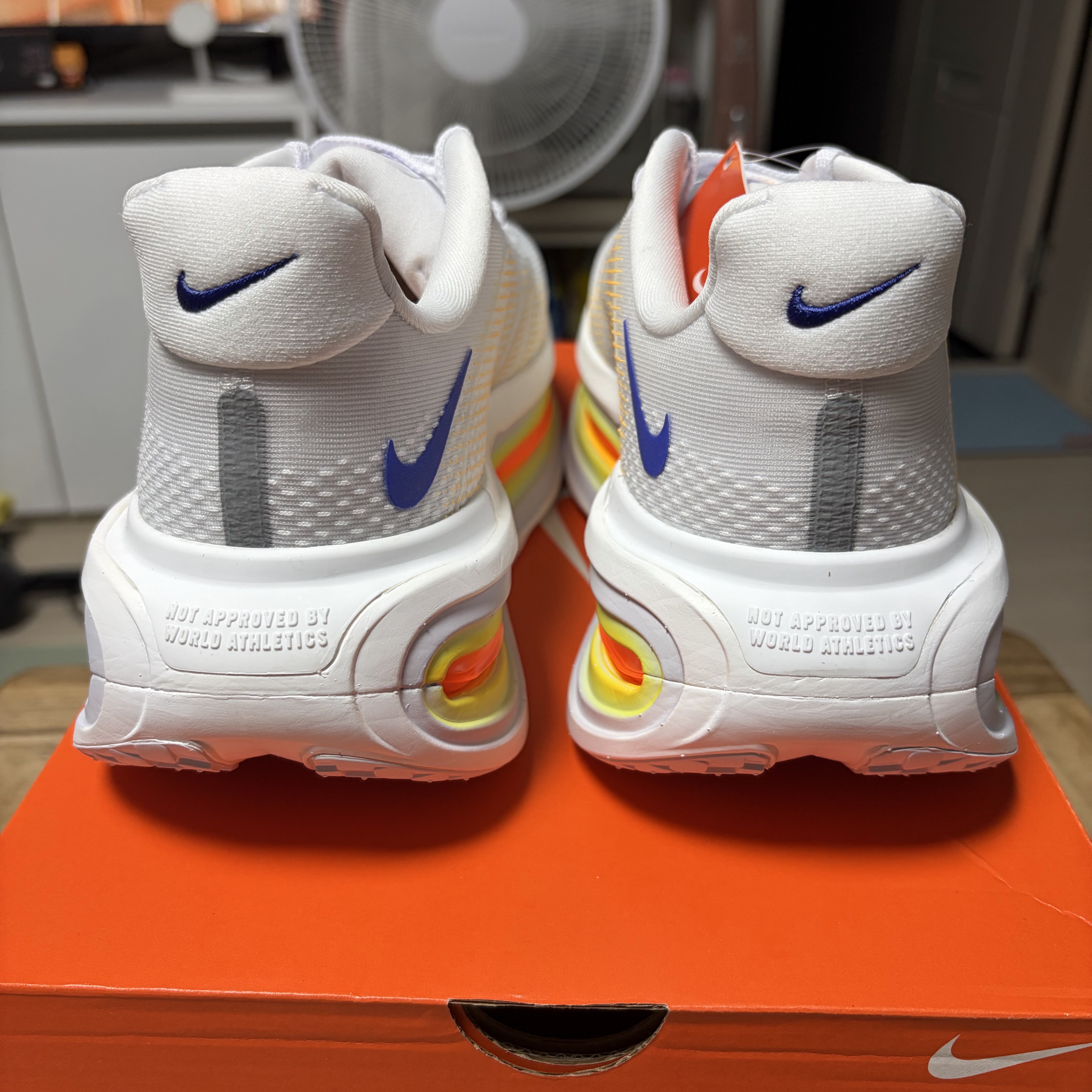Nike Vomero Premium White Total Orange 착용 스타일 - 5