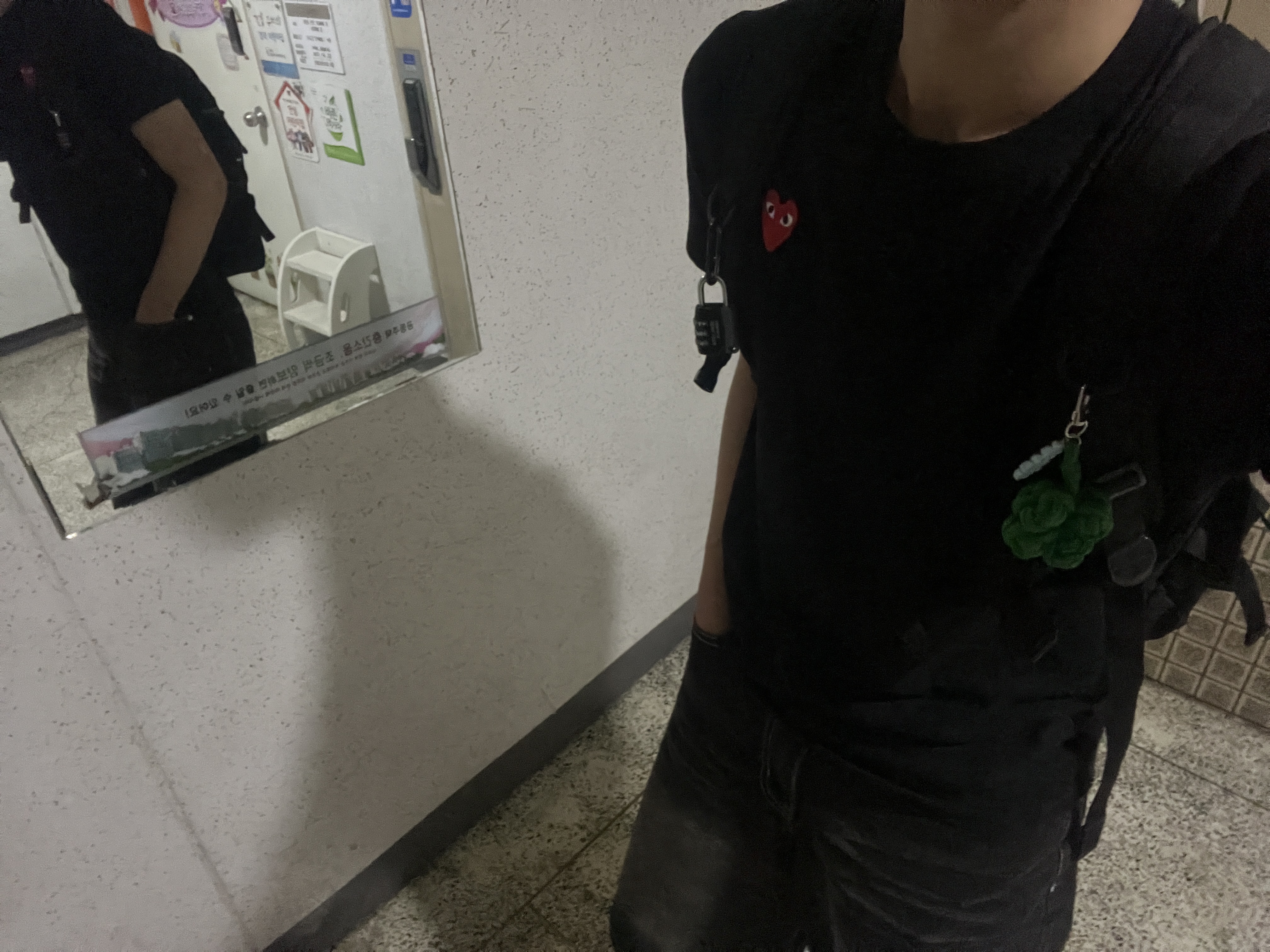 Play Comme des Garcons Red Heart T-Shirt Black 착용 스타일