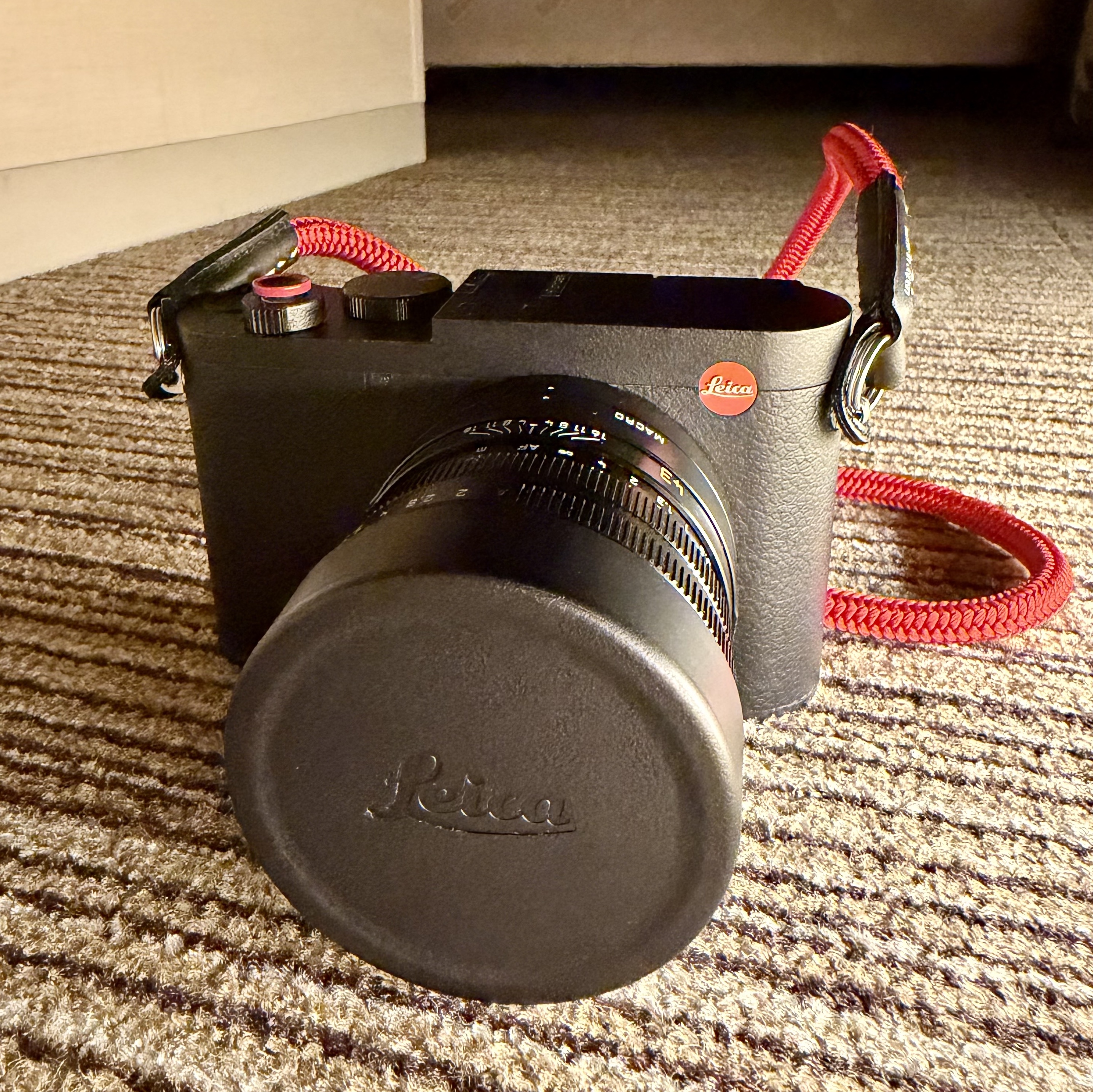 Leica Q3 43 Black (Korean Ver.) 착용 스타일 - 2