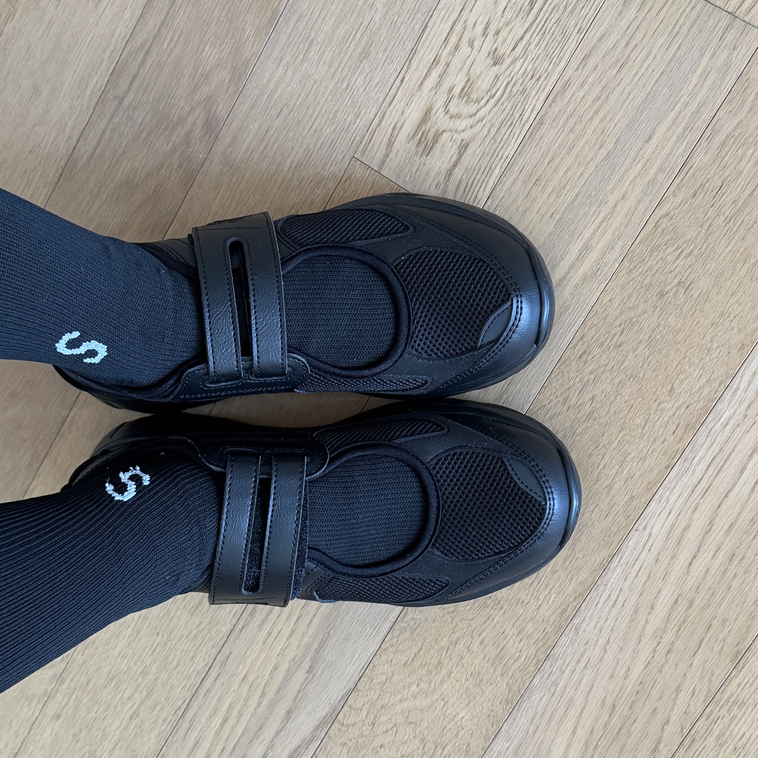 (W) New Balance Breeze SD2202 Triple Black 착용 스타일 - 1