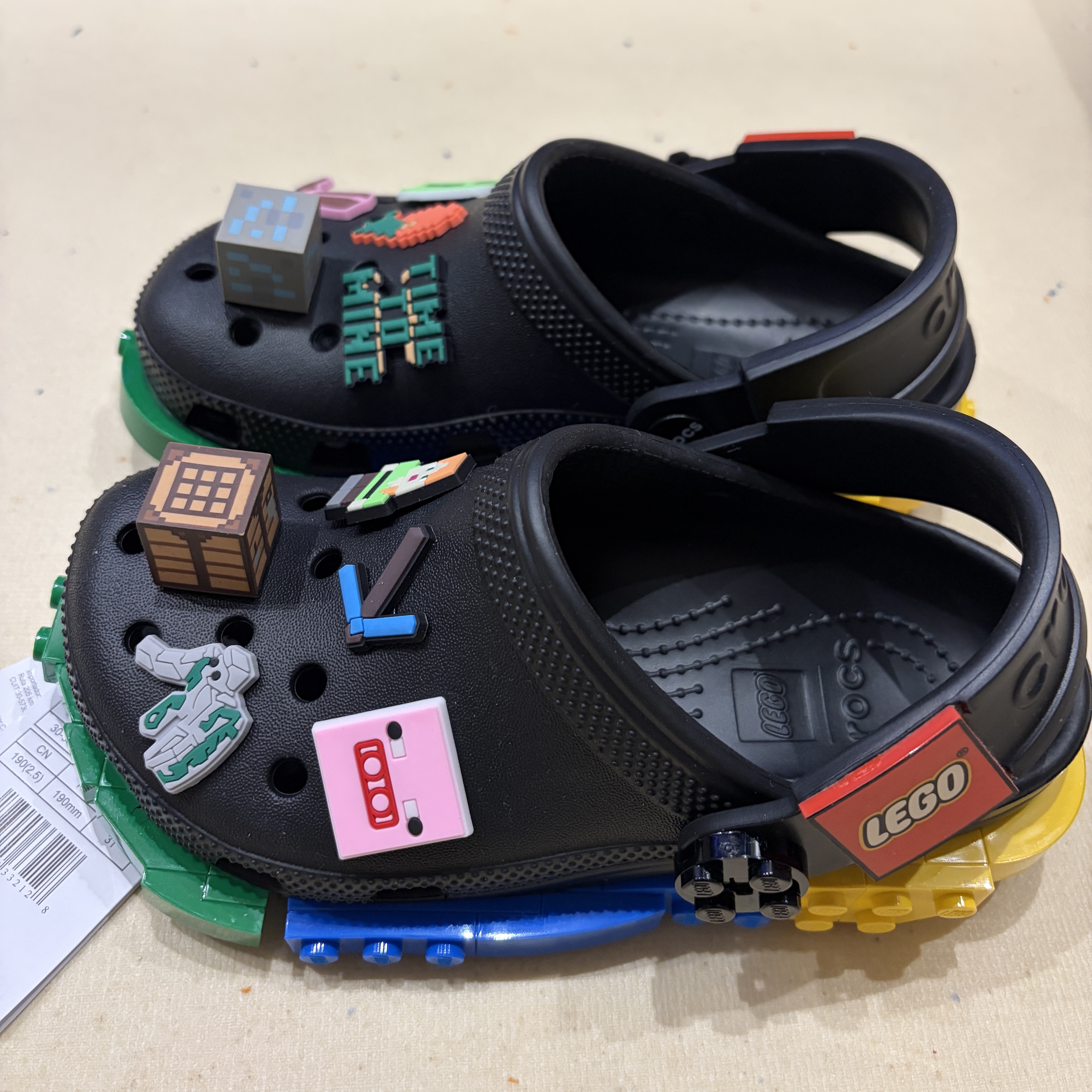 (Kids) Crocs x Lego Creativity Clog Black Mini Figure set 착용 스타일 - 4