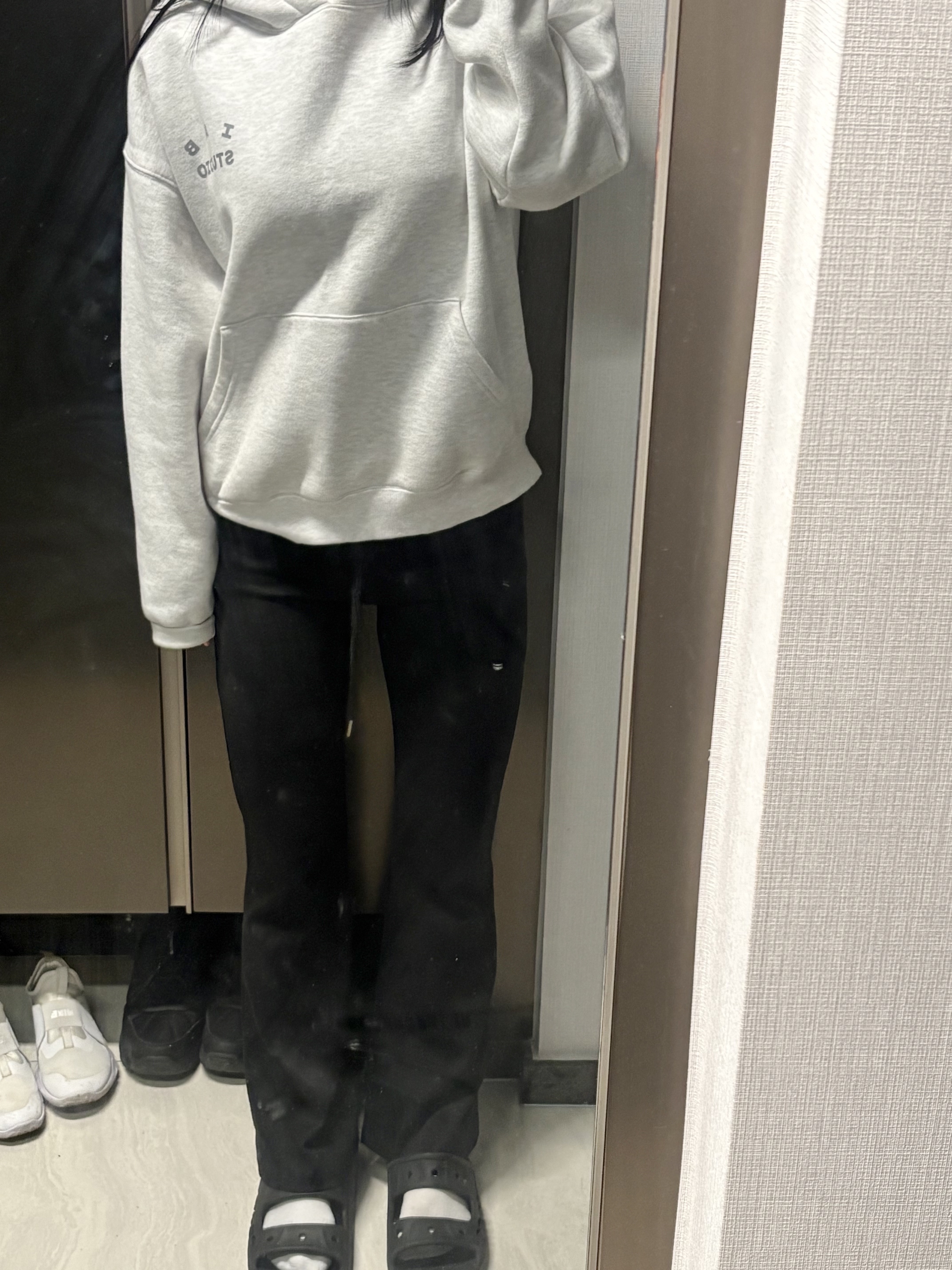 IAB Studio Hoodie Light Gray 착용 스타일