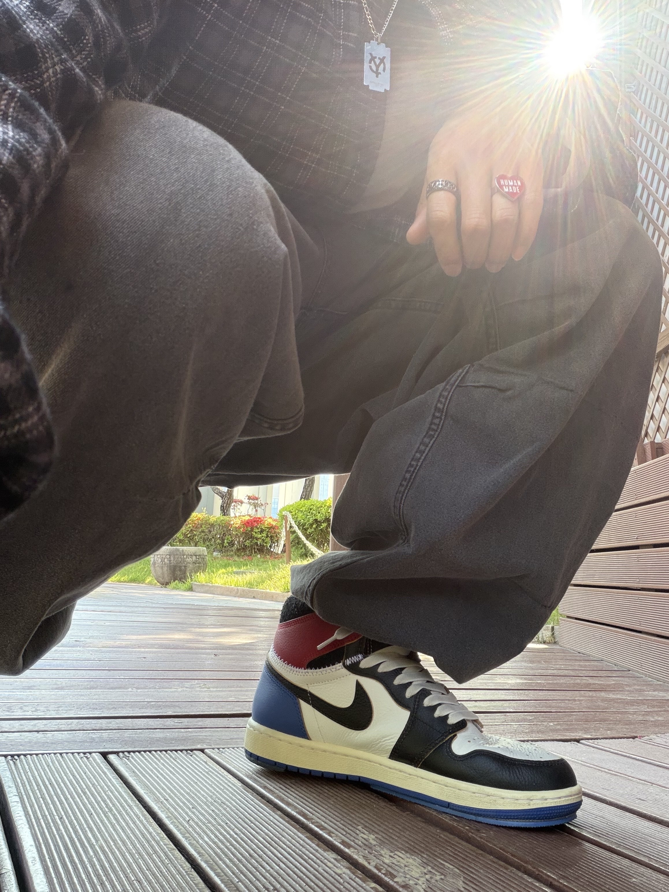 Jordan 1 x Fragment x Union LA Black and Varsity Red, Human Made Heart Ring Red 착용 스타일 - 2