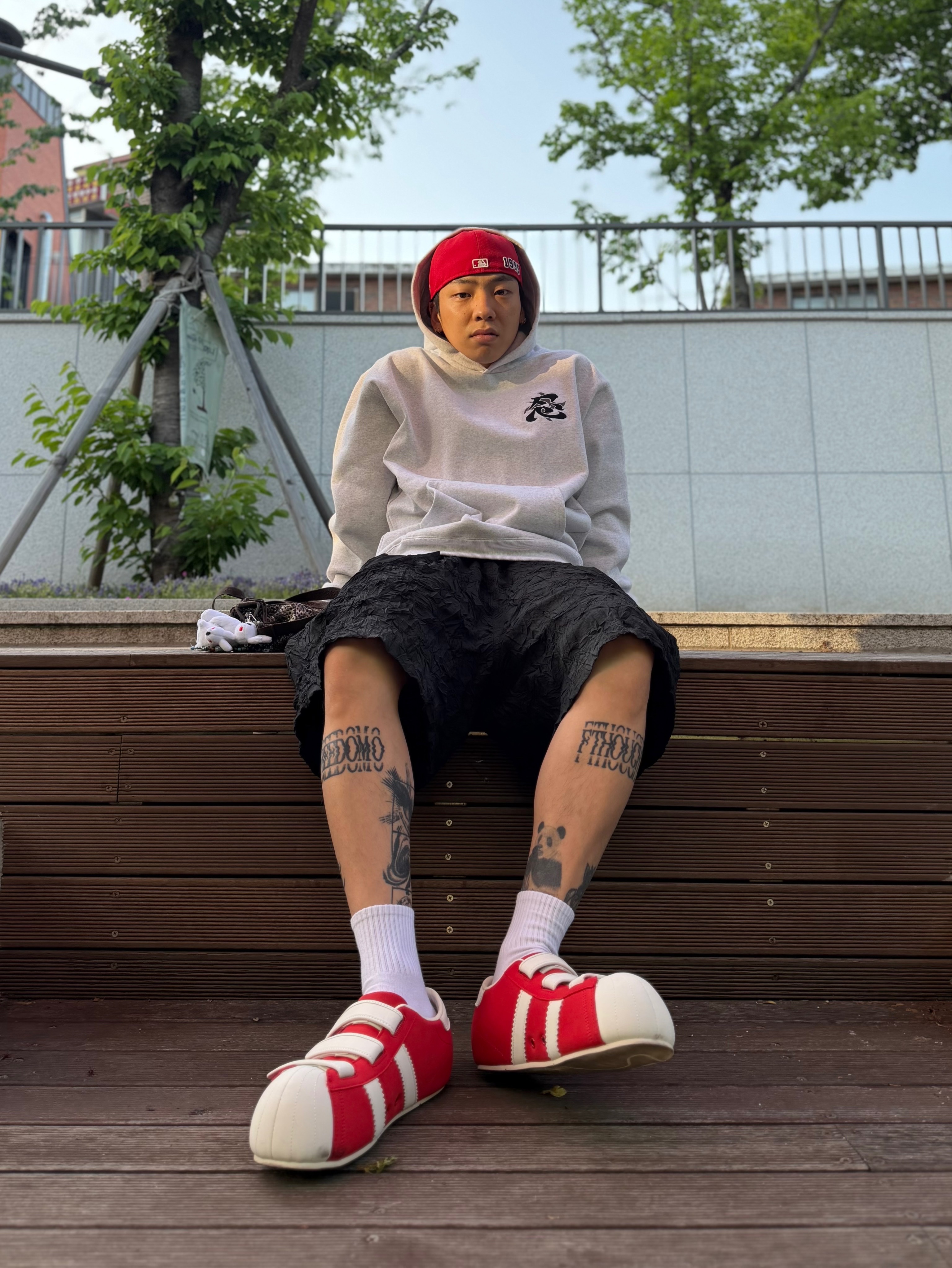 New Era x Kosuke Kawamura 59Fifty Flower Scarlet 착용 스타일 - 2