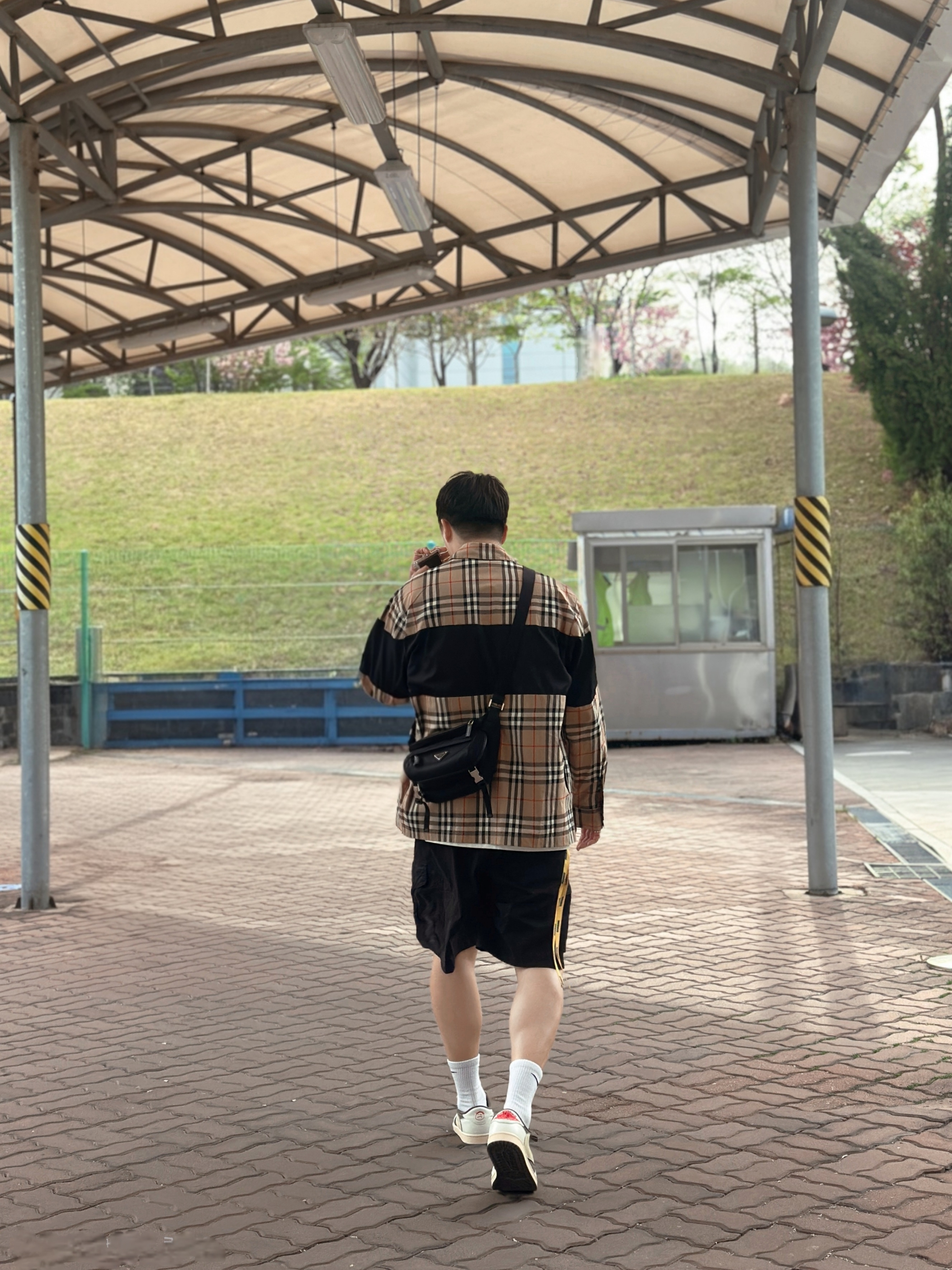 Jordan 1 x Travis Scott Retro Low OG SP Sail and Ridgerock, Prada Re-Nylon Saffiano Leather Shoulder Bag Black 착용 스타일