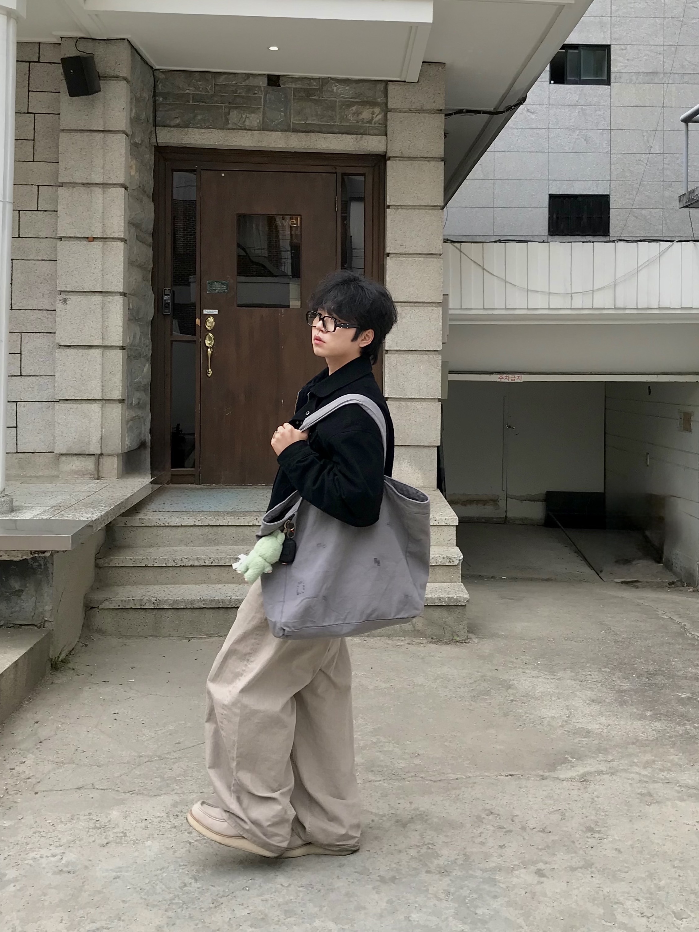 Skinarma AirPods Pro 3 Meca LE Black, Pop Mart Labubu The Monsters Labubu Tasty Macarons Series Toffe Keyring (Opened Case) 착용 스타일 - 2
