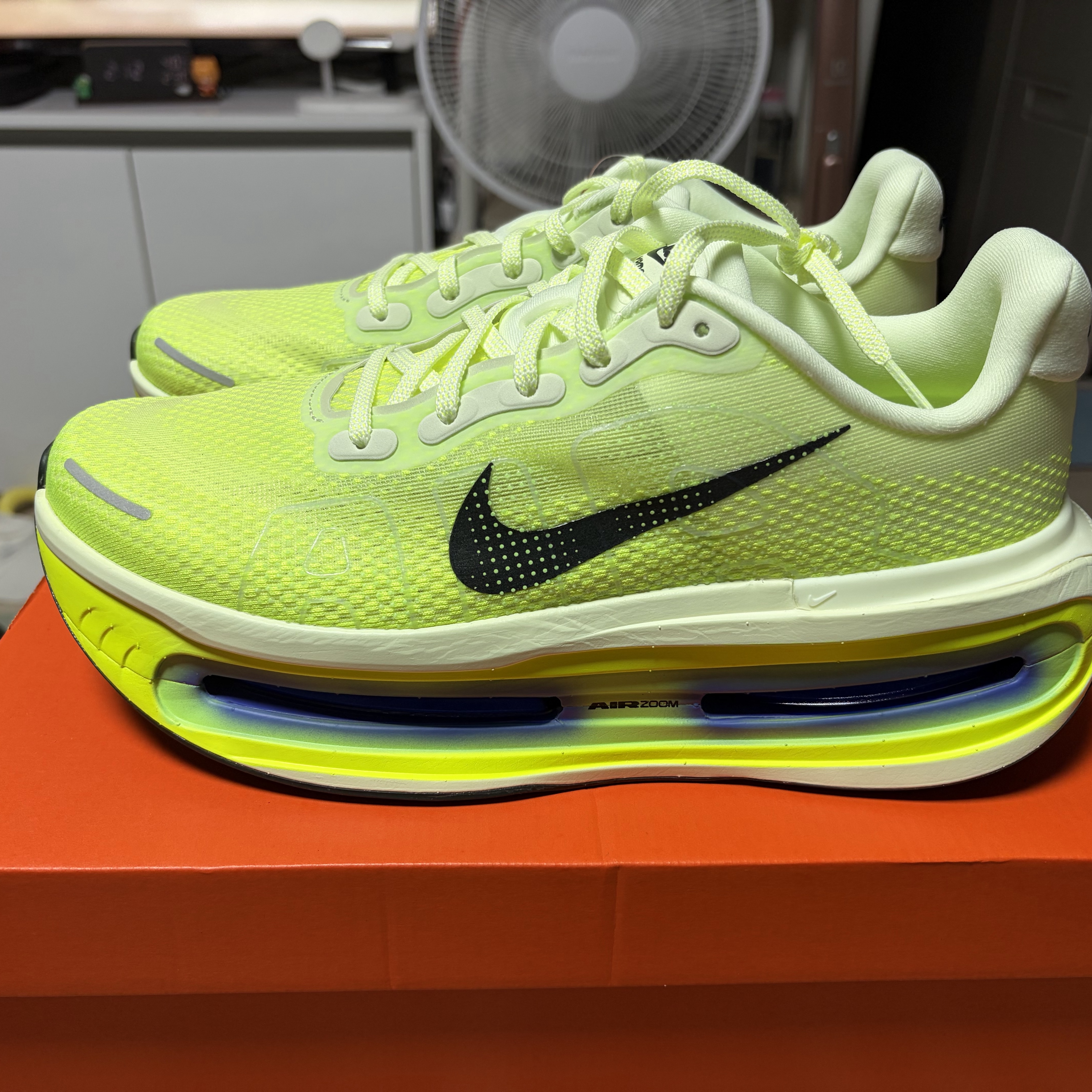 Nike Vomero Premium Volt Tint Sapphire 착용 스타일 - 1