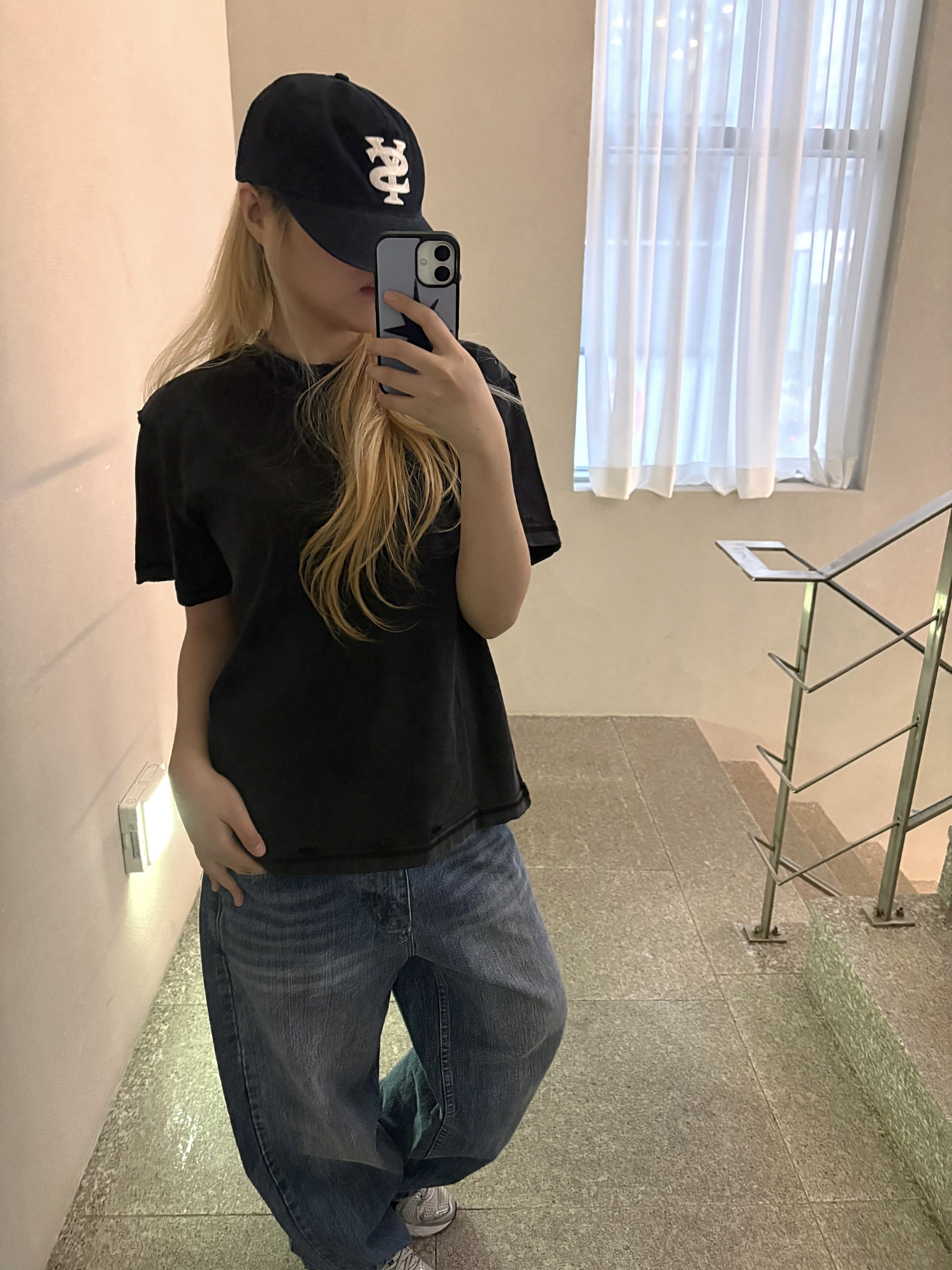 Sunday Ceremony Sy Logo 5 Panel Cotton Cap - Navy, Sunday Ceremony Distressed Washed Damage Tee - Black 착용 스타일 - 2
